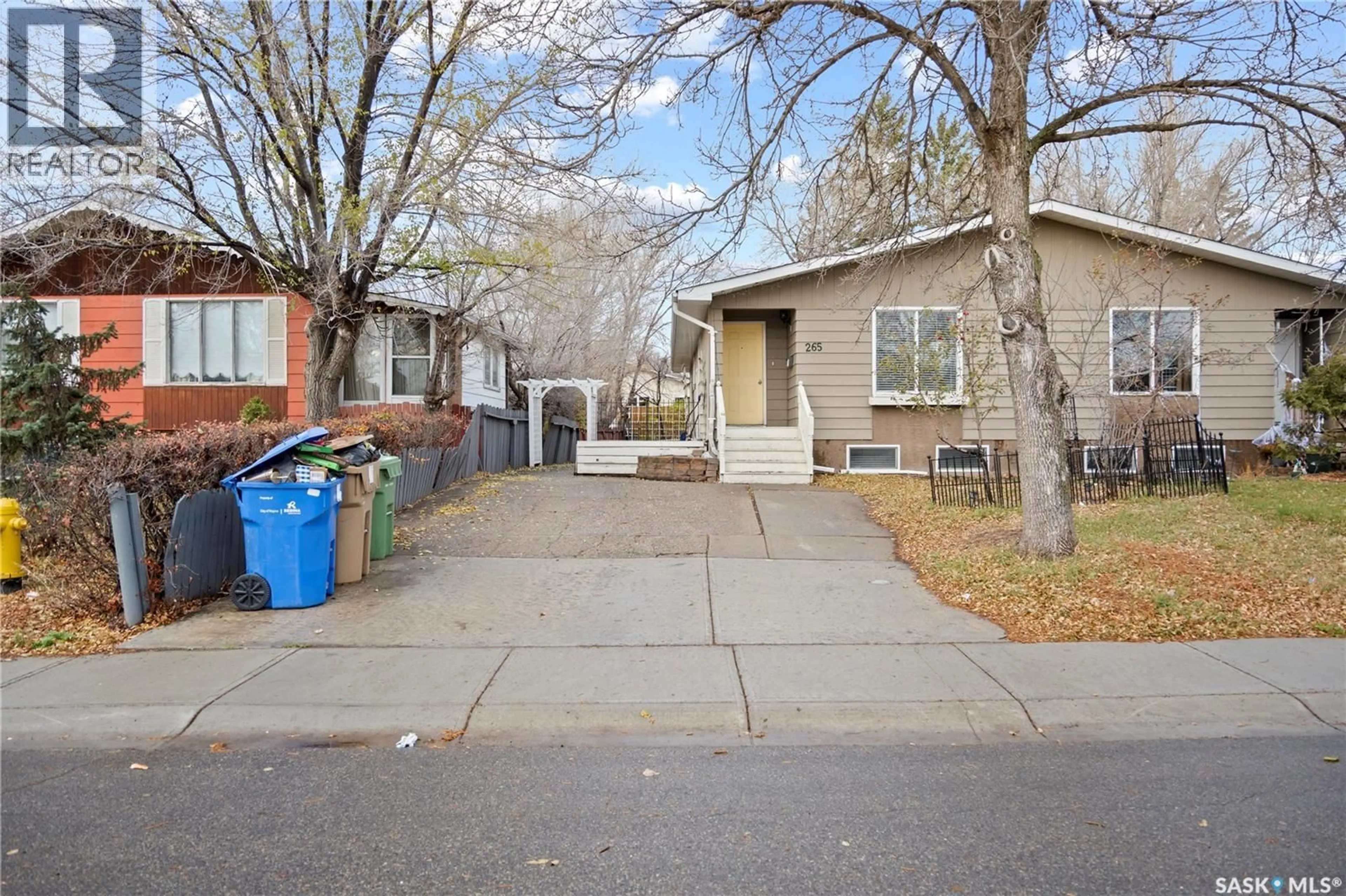 Patio, street for 265 MAGEE CRESCENT, Regina Saskatchewan S4R6K8