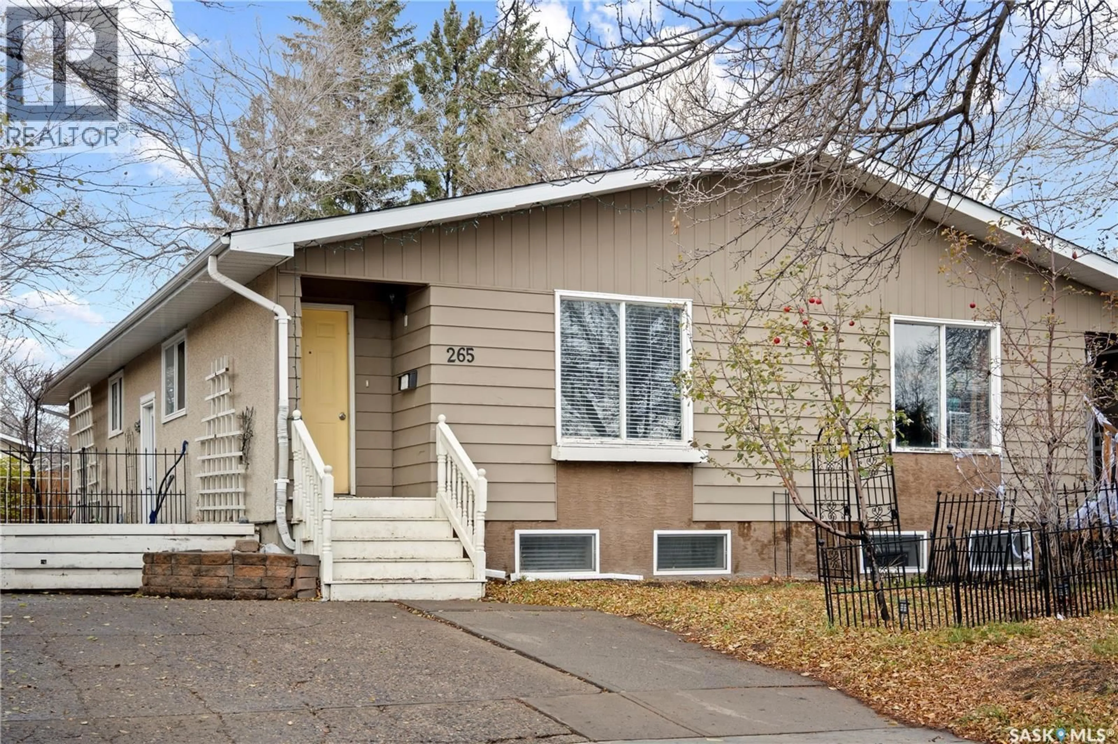 Home with vinyl exterior material, street for 265 MAGEE CRESCENT, Regina Saskatchewan S4R6K8
