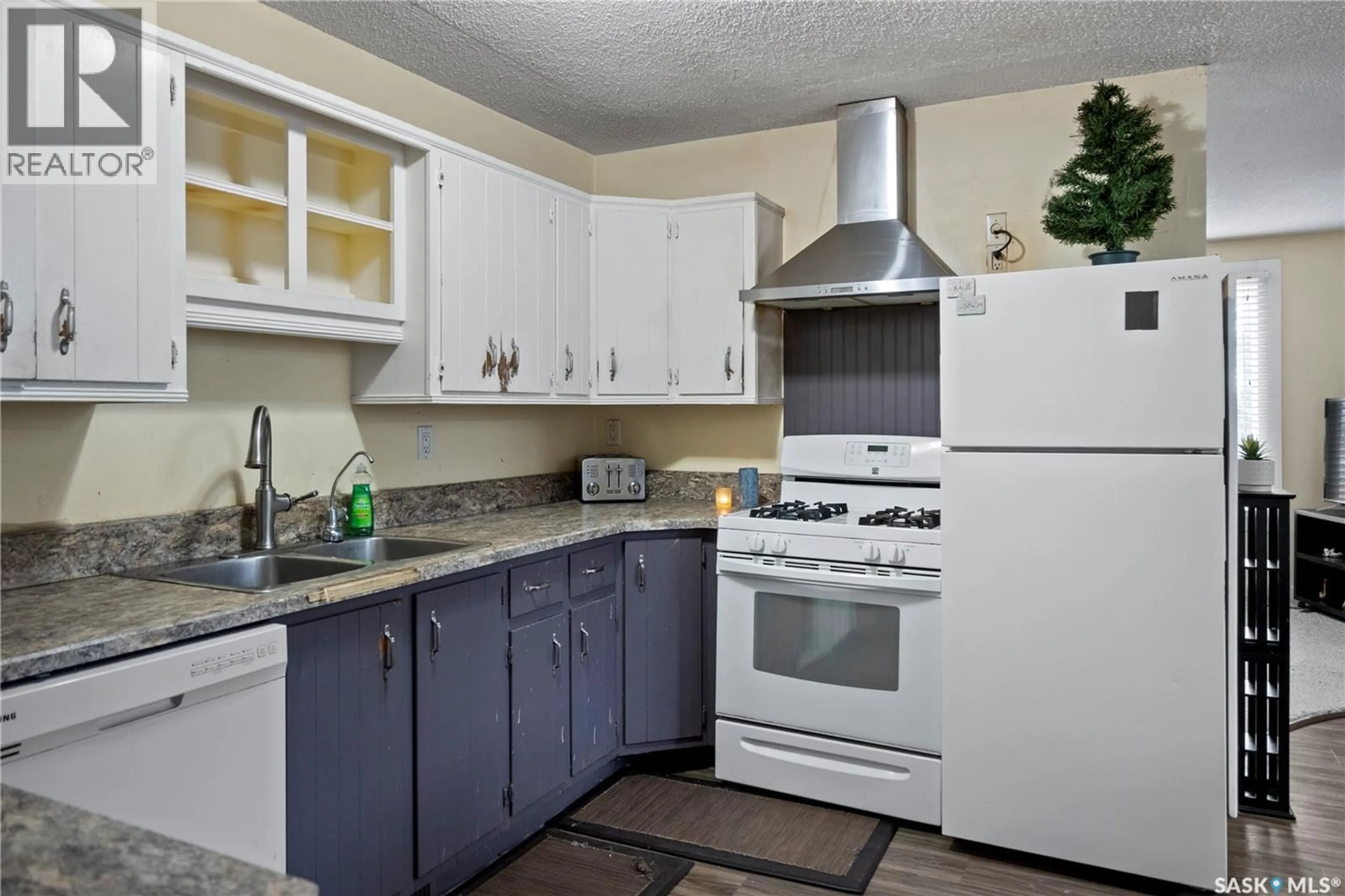 Standard kitchen, ceramic/tile floor for 265 MAGEE CRESCENT, Regina Saskatchewan S4R6K8