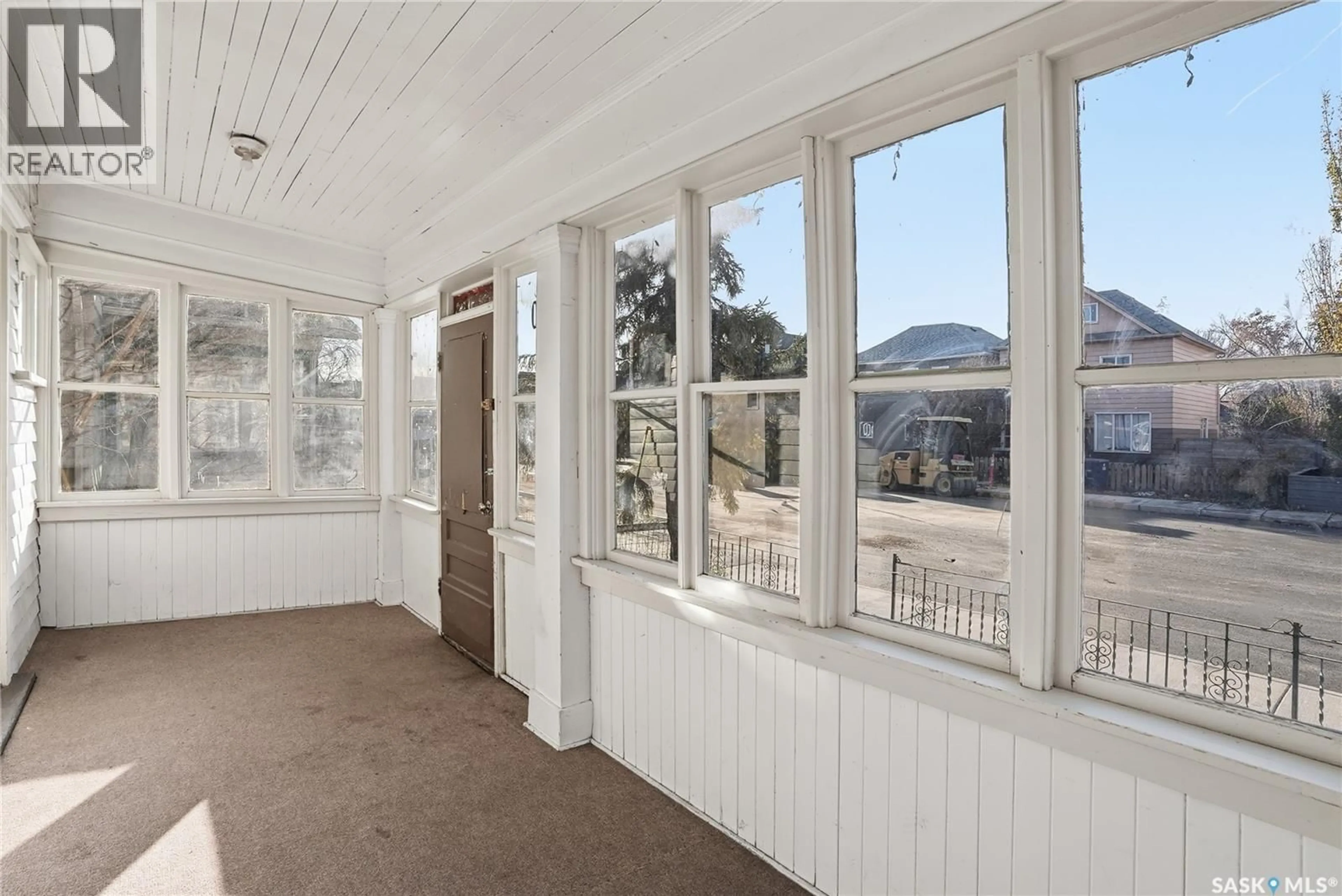 Indoor foyer for 320 D AVENUE, Saskatoon Saskatchewan S7M1R1