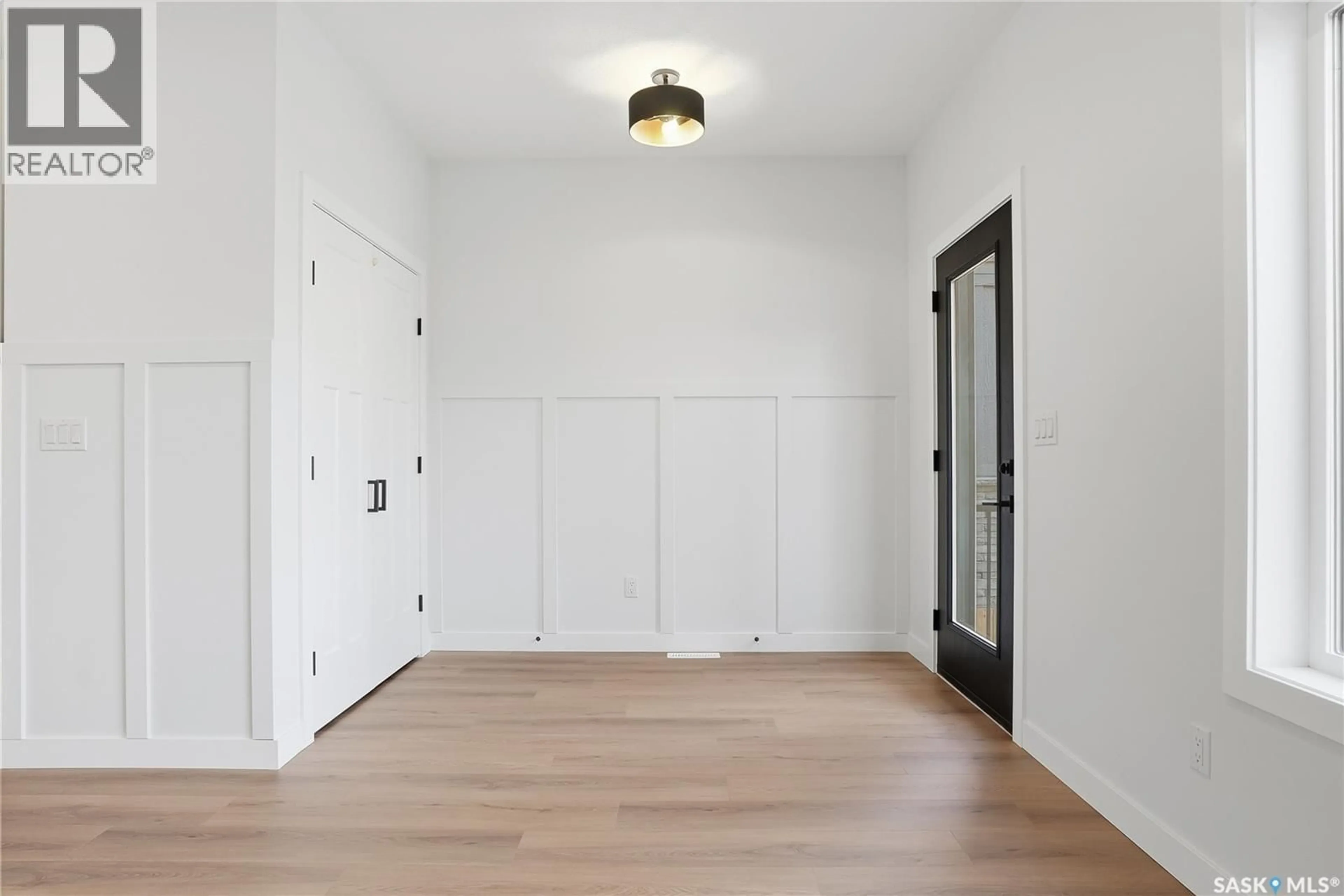 Indoor entryway for 1220 11TH STREET, Saskatoon Saskatchewan S7H0G3