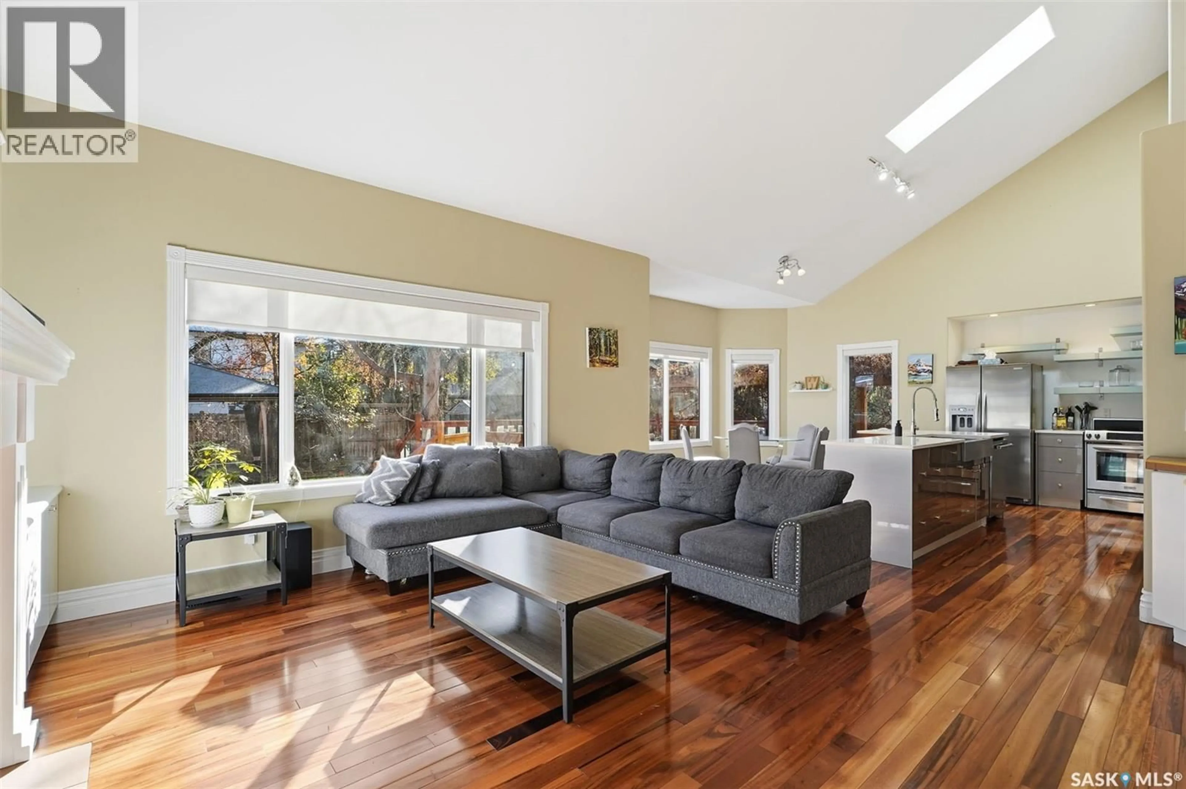 Living room with furniture, unknown for 112 SASKATCHEWAN CRESCENT, Saskatoon Saskatchewan S7M0A5