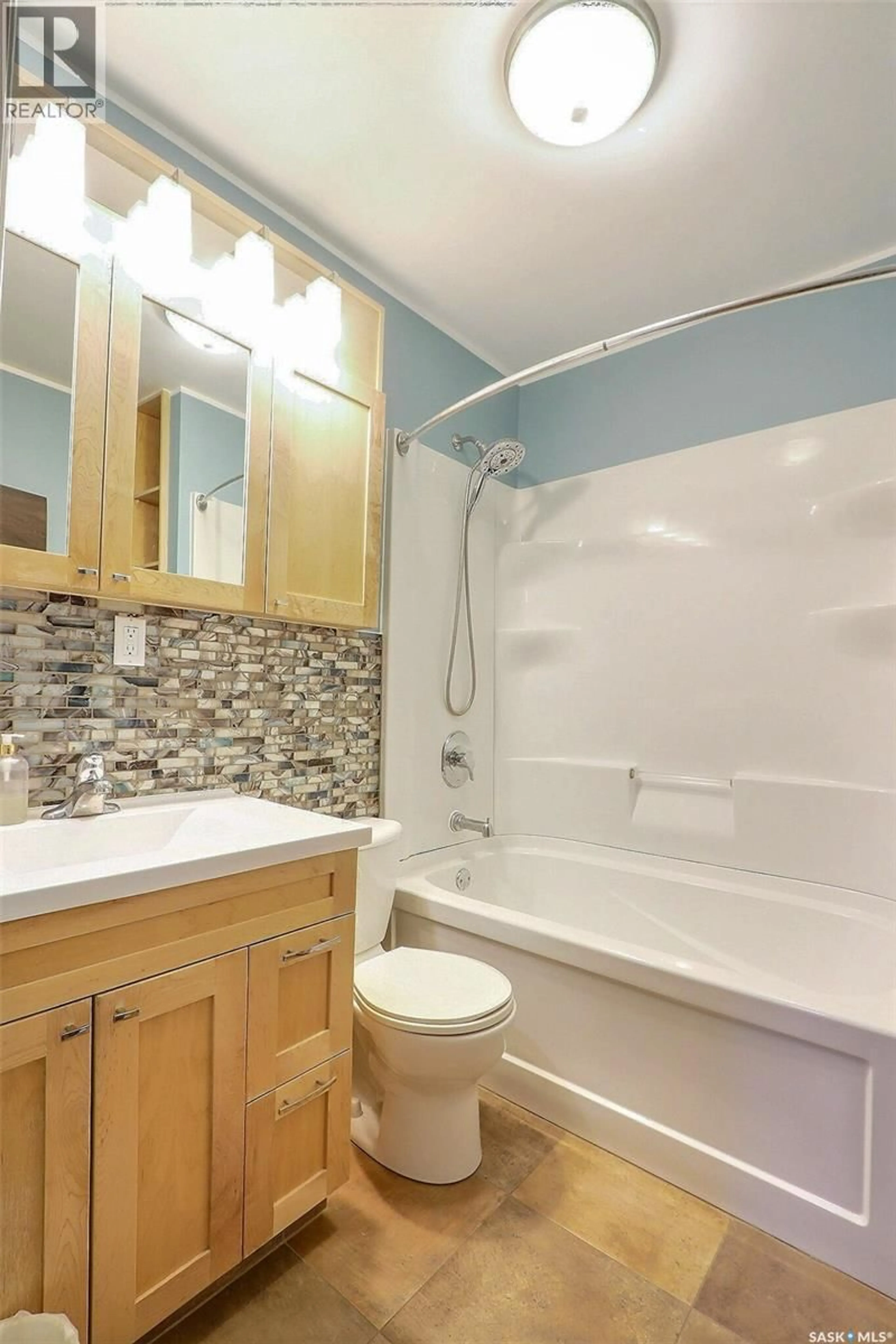 Standard bathroom, ceramic/tile floor for 422 20TH STREET, Prince Albert Saskatchewan S6V1L1