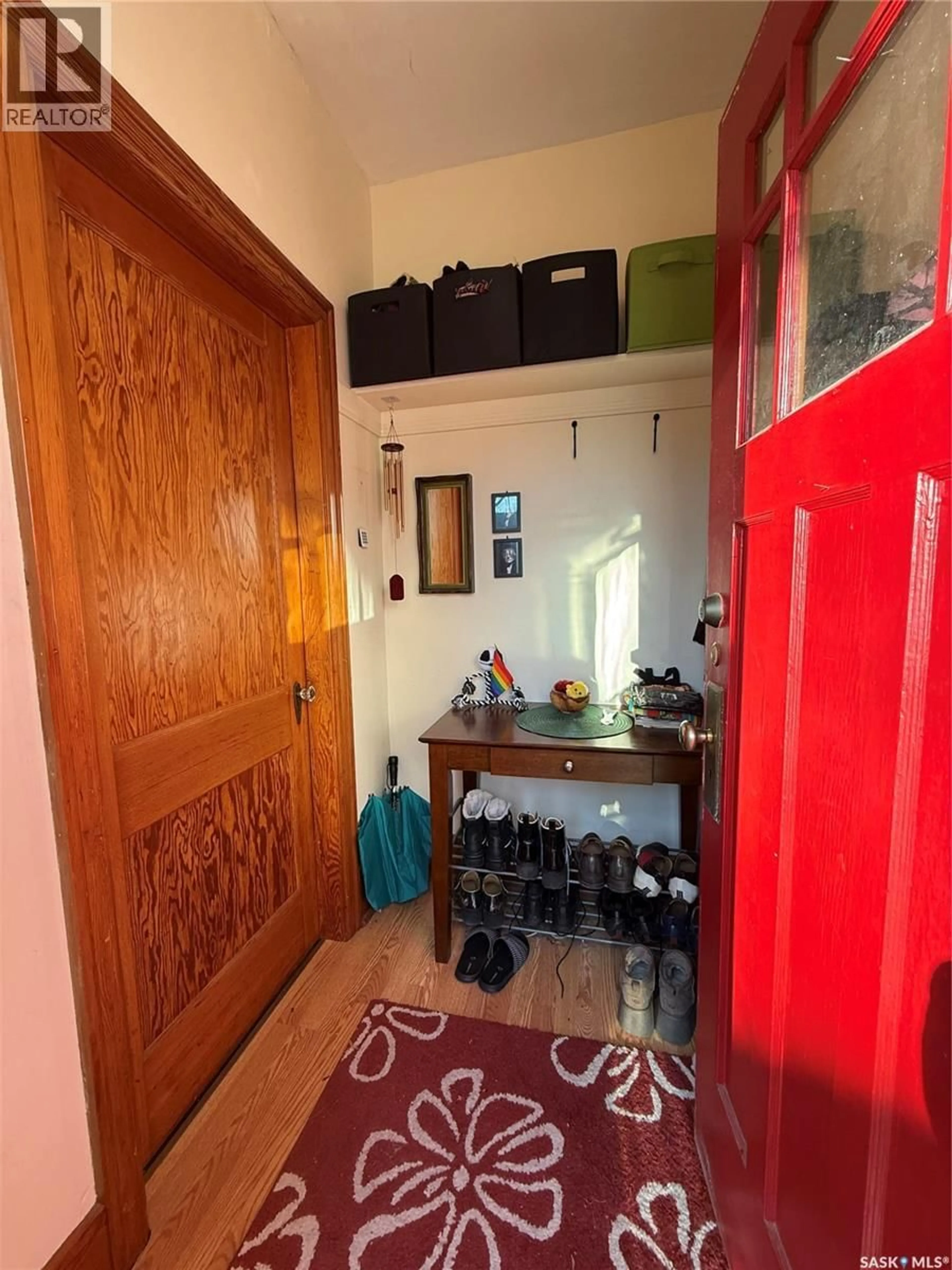 Indoor entryway for 431 6TH STREET, Saskatoon Saskatchewan S7H1B7