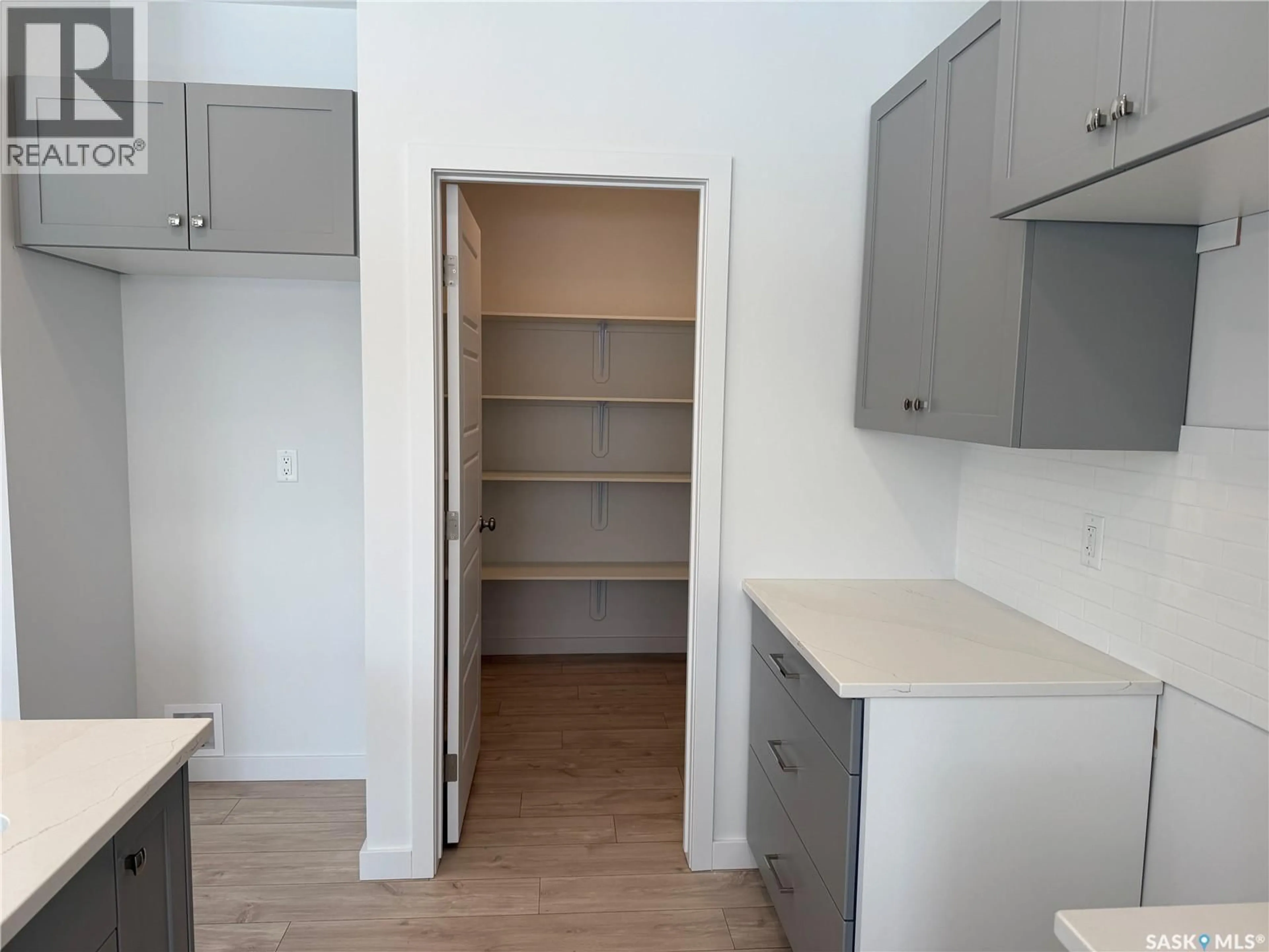 Standard kitchen, unknown for 919 TRAEGER MANOR, Saskatoon Saskatchewan S7V1V8
