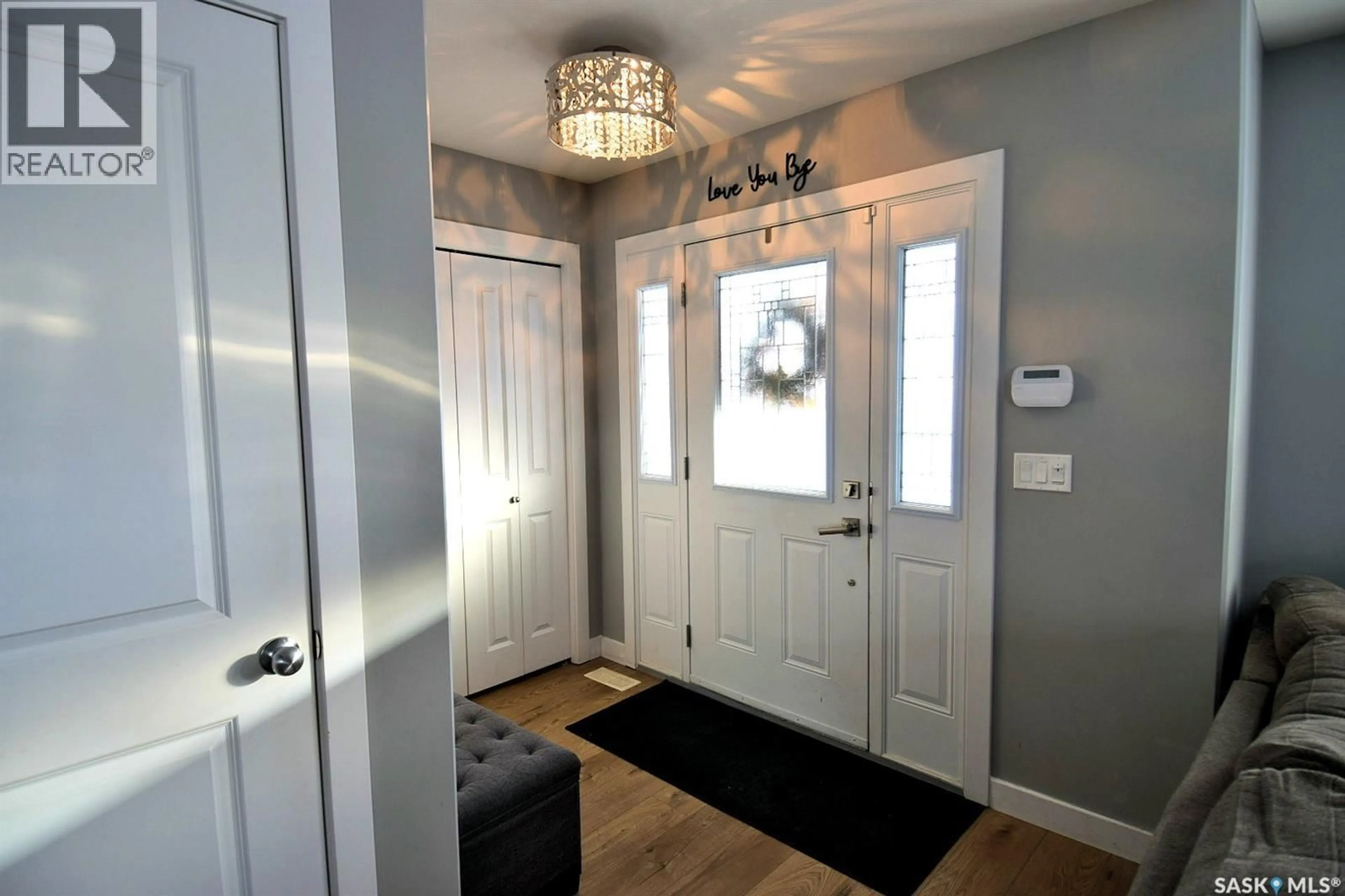 Indoor entryway for 262 ELLS CRESCENT, Saskatoon Saskatchewan S7L6K6