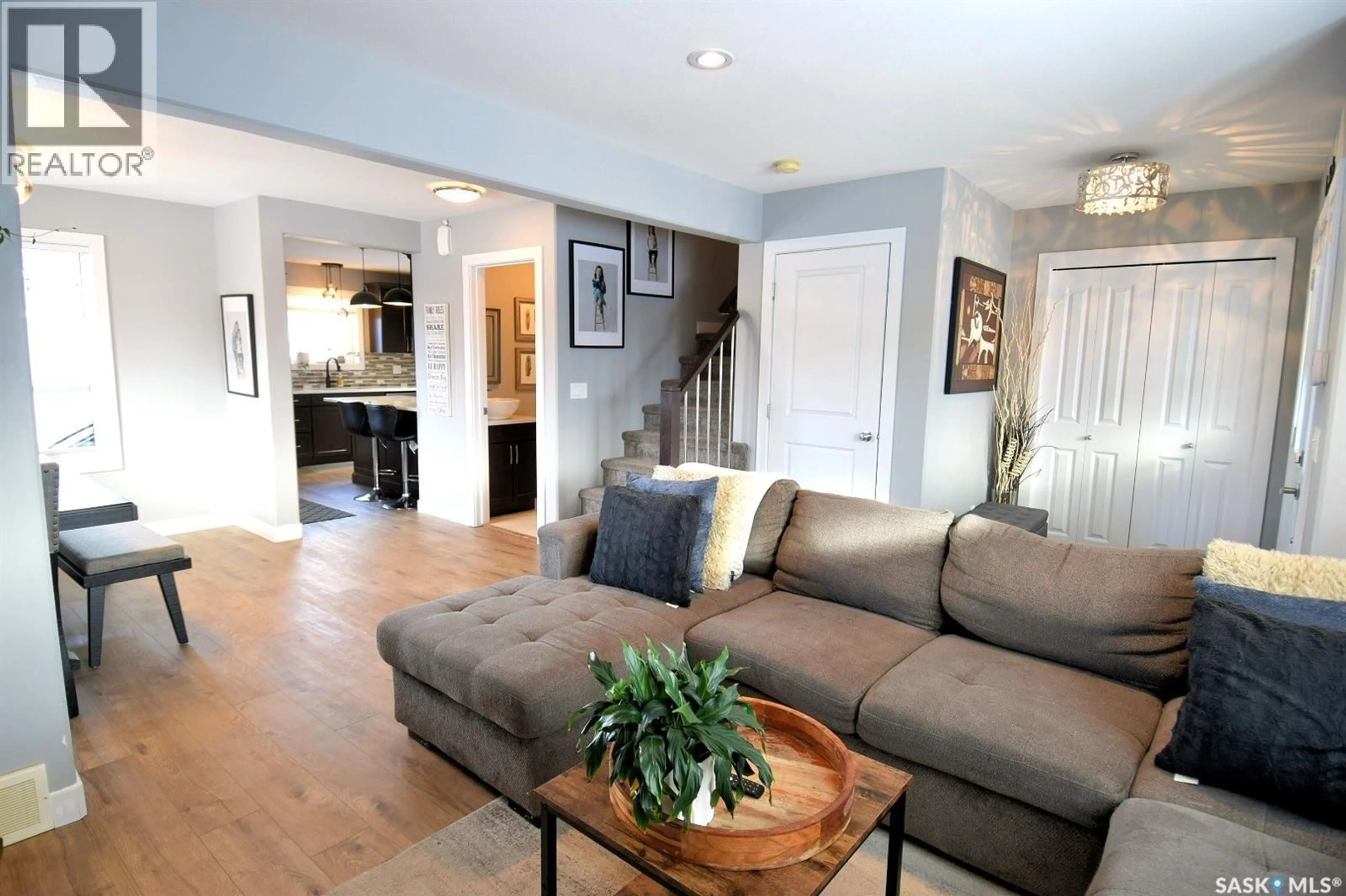 Living room with furniture, unknown for 262 ELLS CRESCENT, Saskatoon Saskatchewan S7L6K6