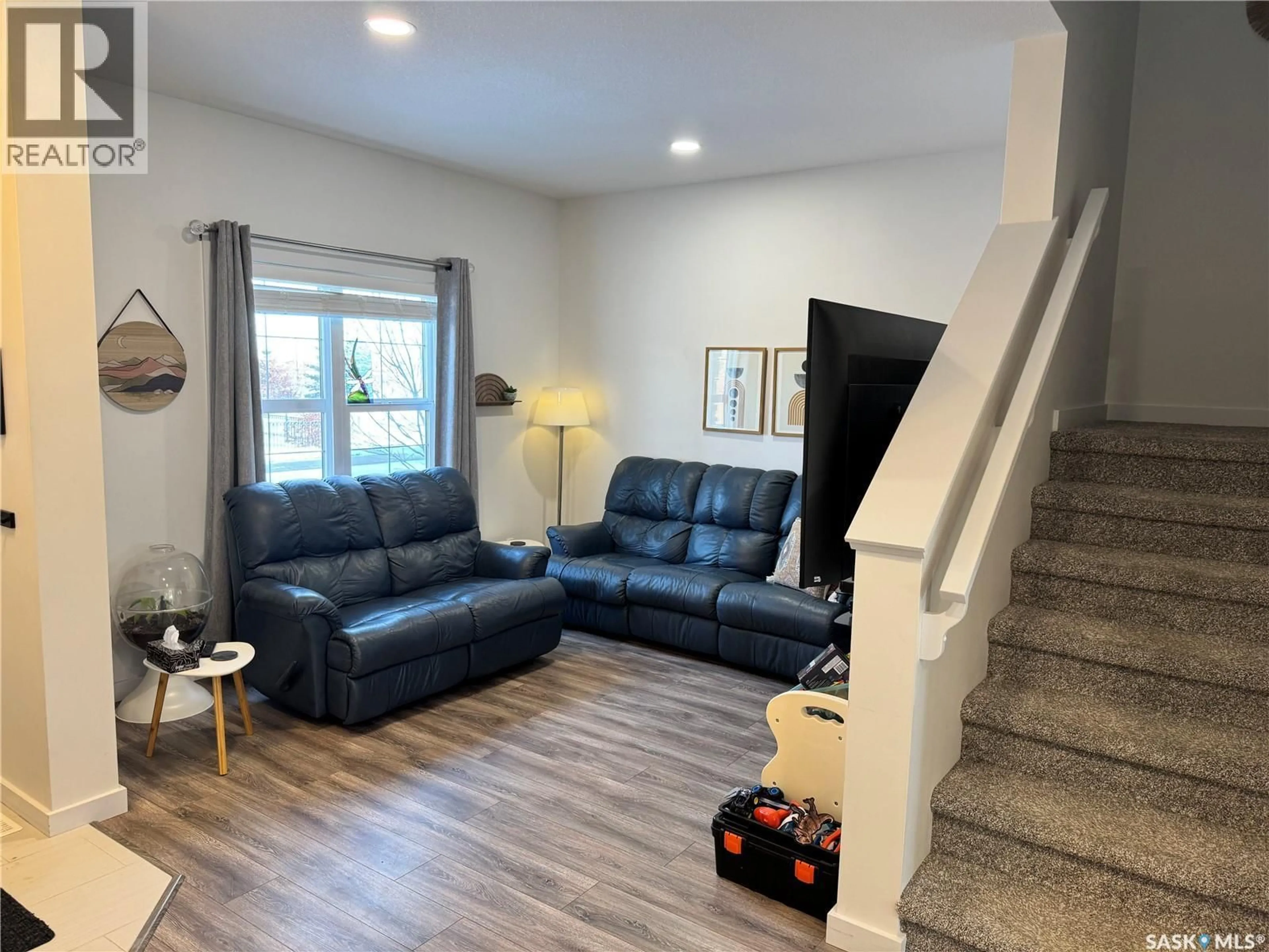 Living room with furniture, unknown for 422 UNDERHILL ROAD, Saskatoon Saskatchewan S7V0V4