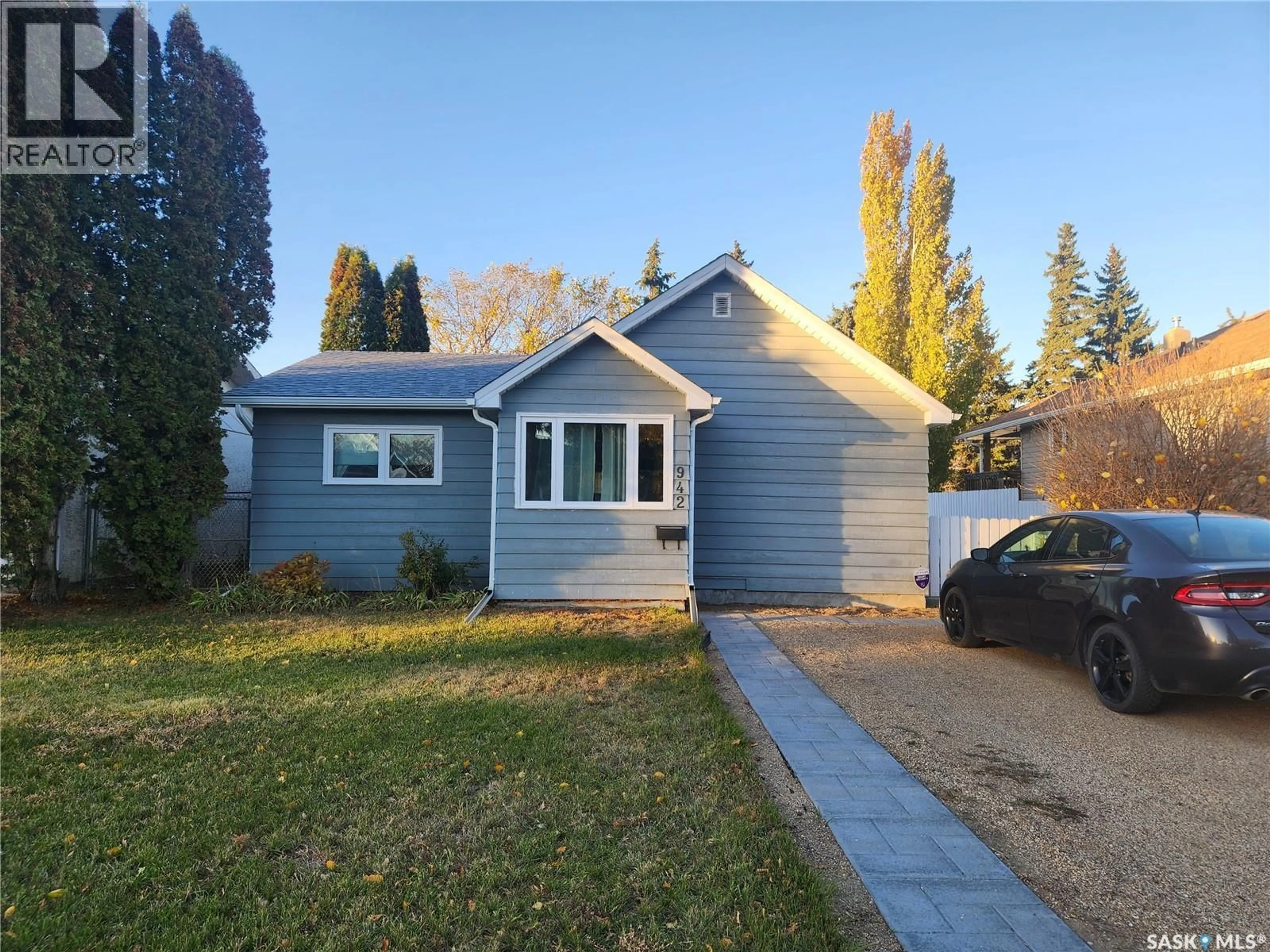 Home with vinyl exterior material, street for 942 VAUGHAN STREET, Moose Jaw Saskatchewan S6H5N8