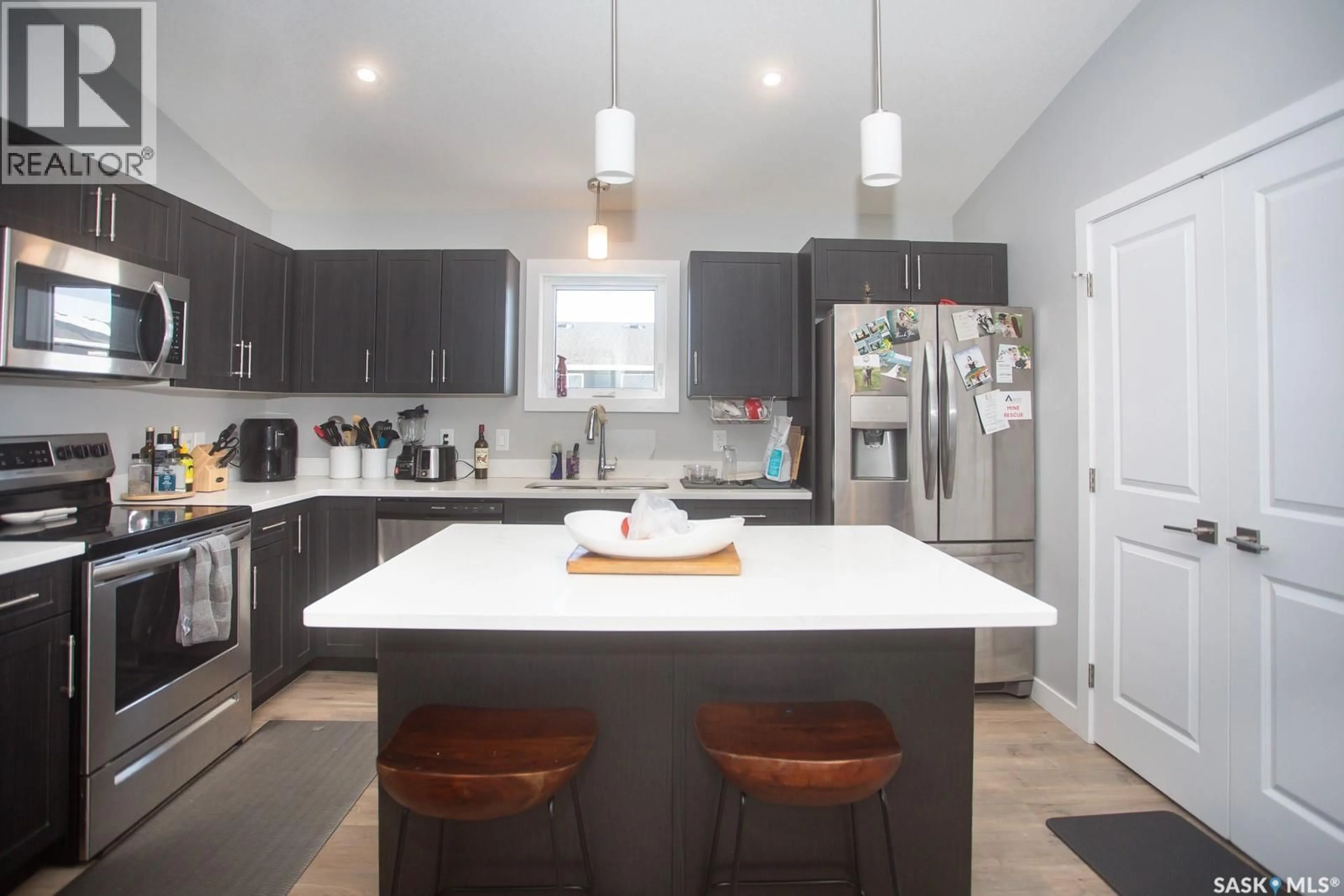 Contemporary kitchen, unknown for 502 STILLING WAY, Saskatoon Saskatchewan S7V0W5