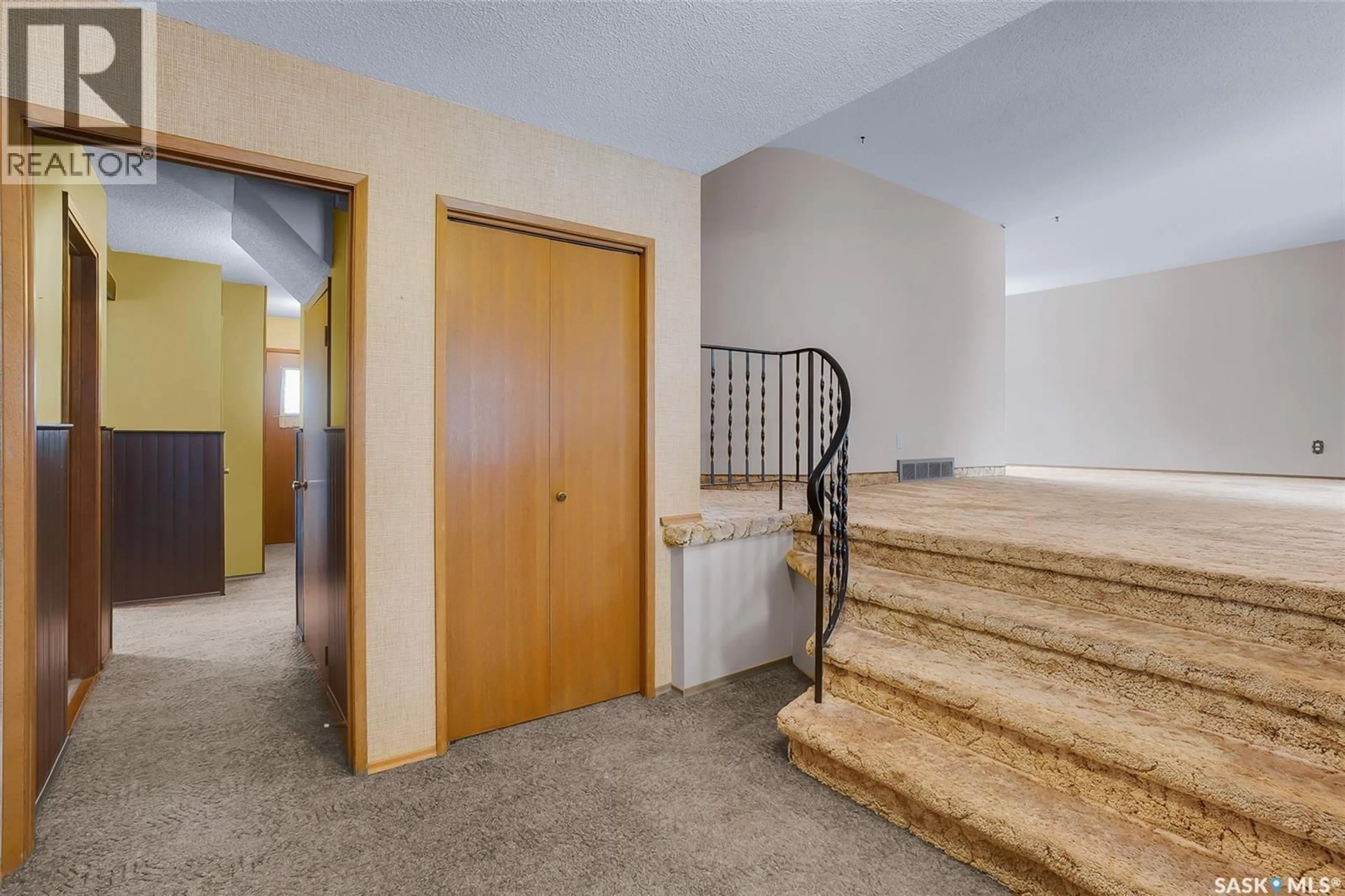 Indoor foyer for 58 ALBANY CRESCENT, Saskatoon Saskatchewan S7K1J3
