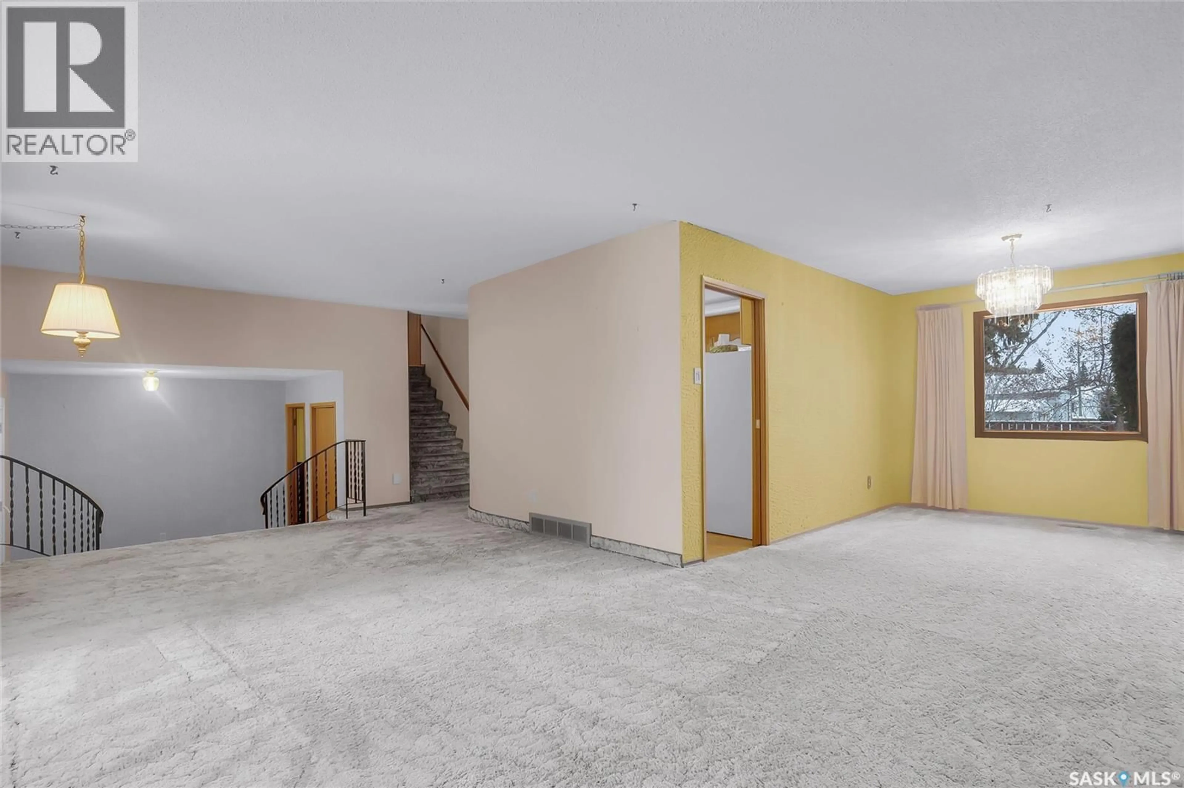 Indoor foyer for 58 ALBANY CRESCENT, Saskatoon Saskatchewan S7K1J3