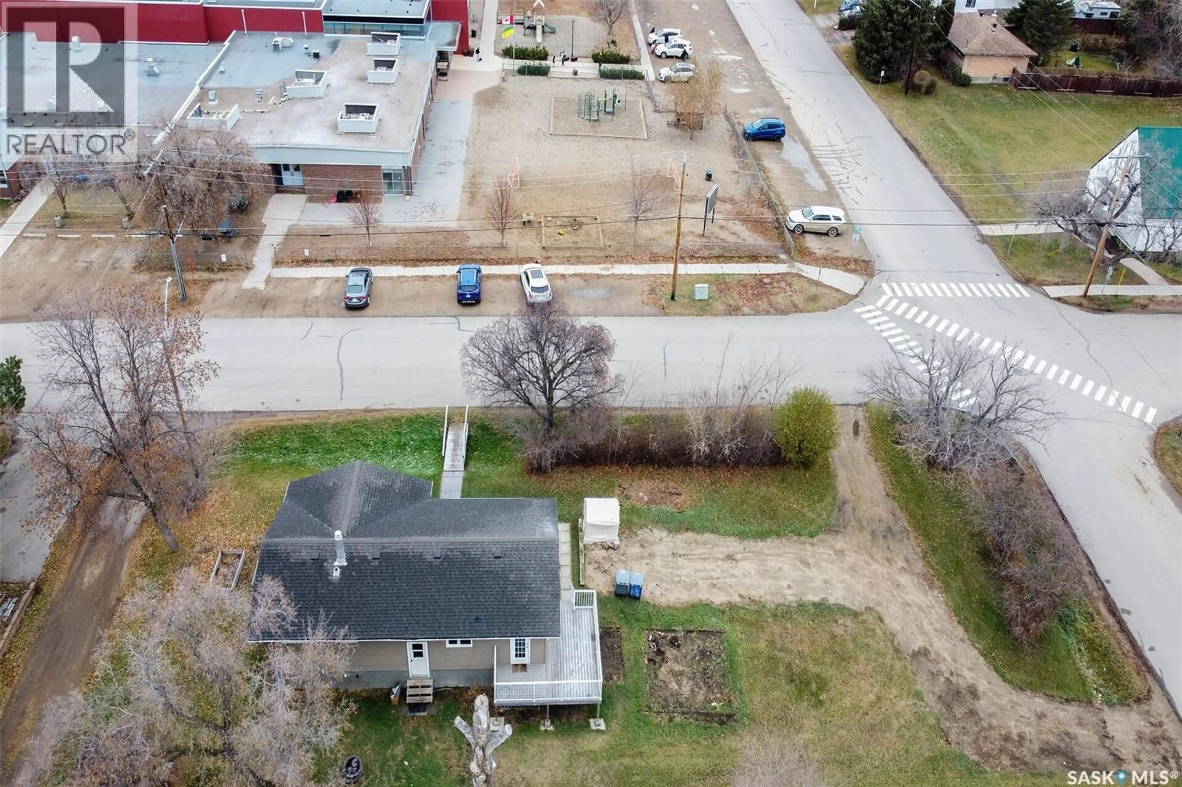 A pic from outside/outdoor area/front of a property/back of a property/a pic from drone, street for 185 2ND AVENUE, Lumsden Saskatchewan S0G3C0
