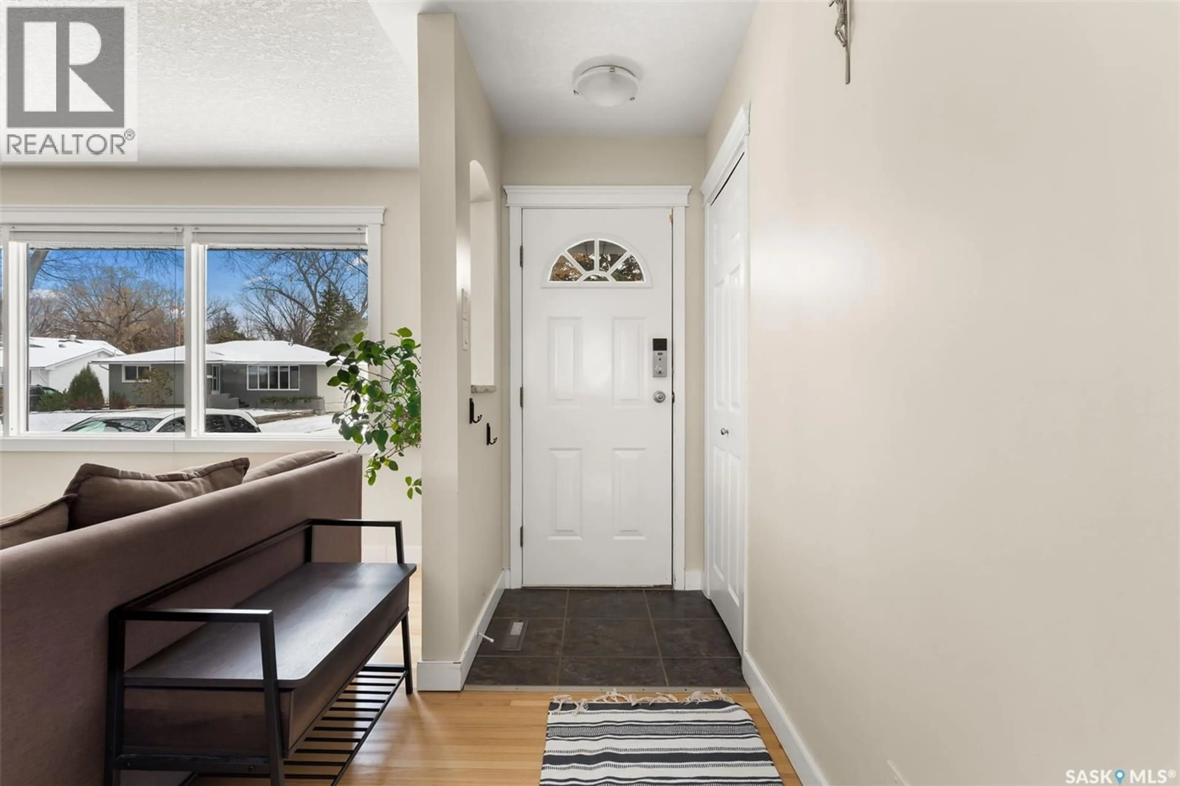 Indoor entryway for 16 DOLPHIN BAY, Regina Saskatchewan S4S2L9