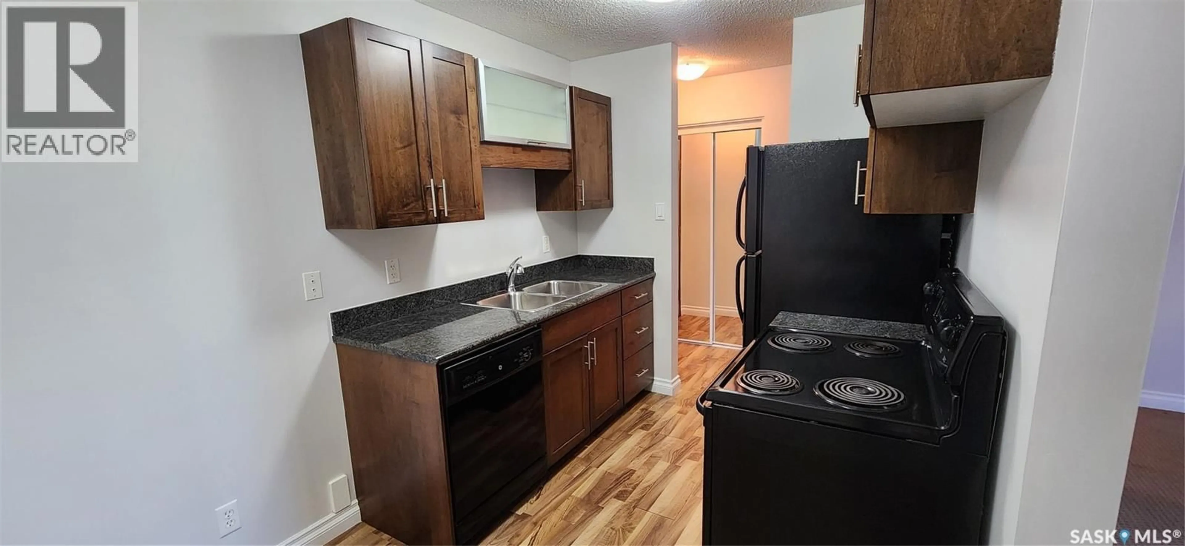 Standard kitchen, wood/laminate floor for 10 115 ACADIA DRIVE, Saskatoon Saskatchewan S7H4T8