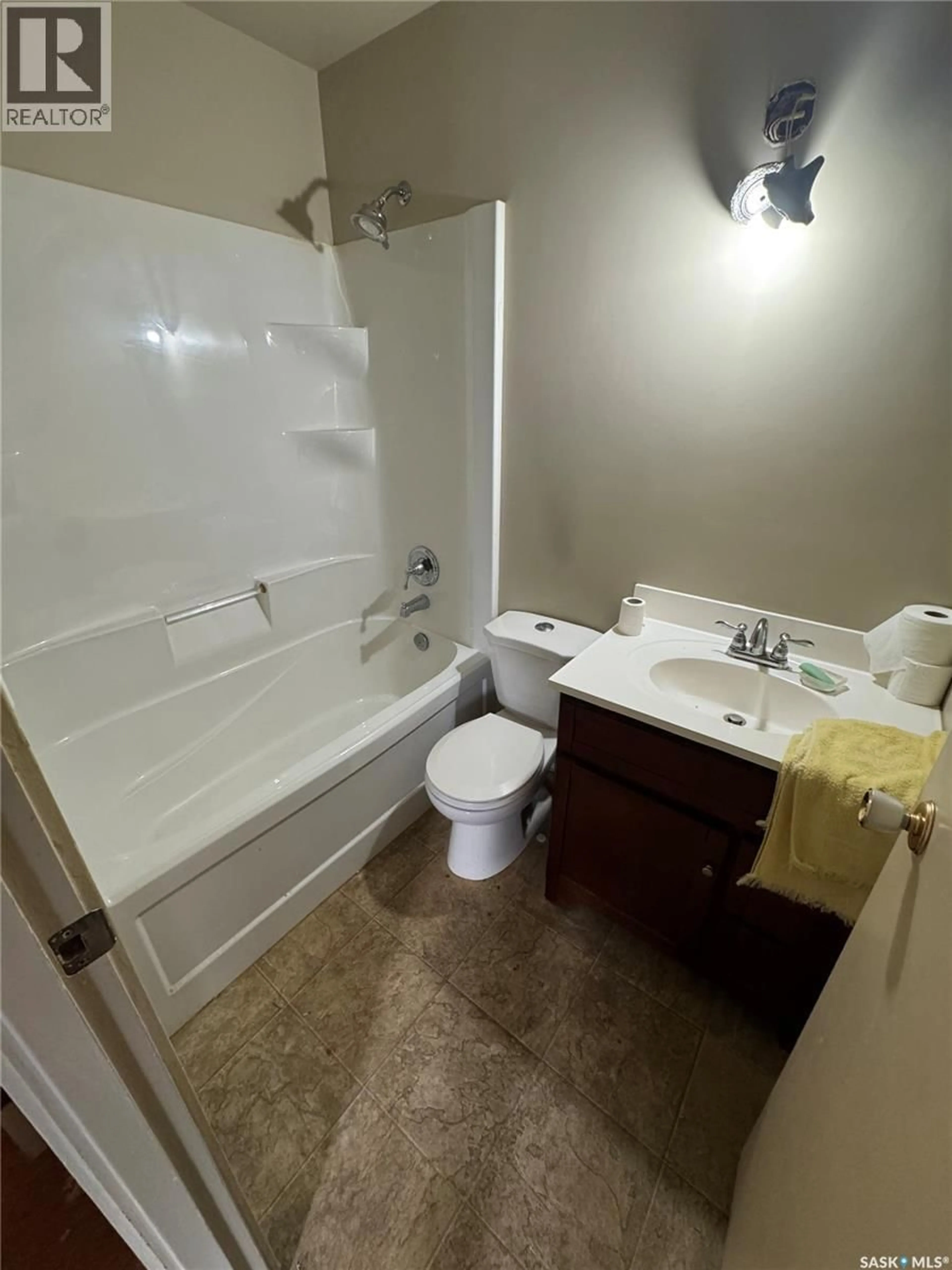 Standard bathroom, unknown for 565 32ND STREET, Prince Albert Saskatchewan S6V6B7