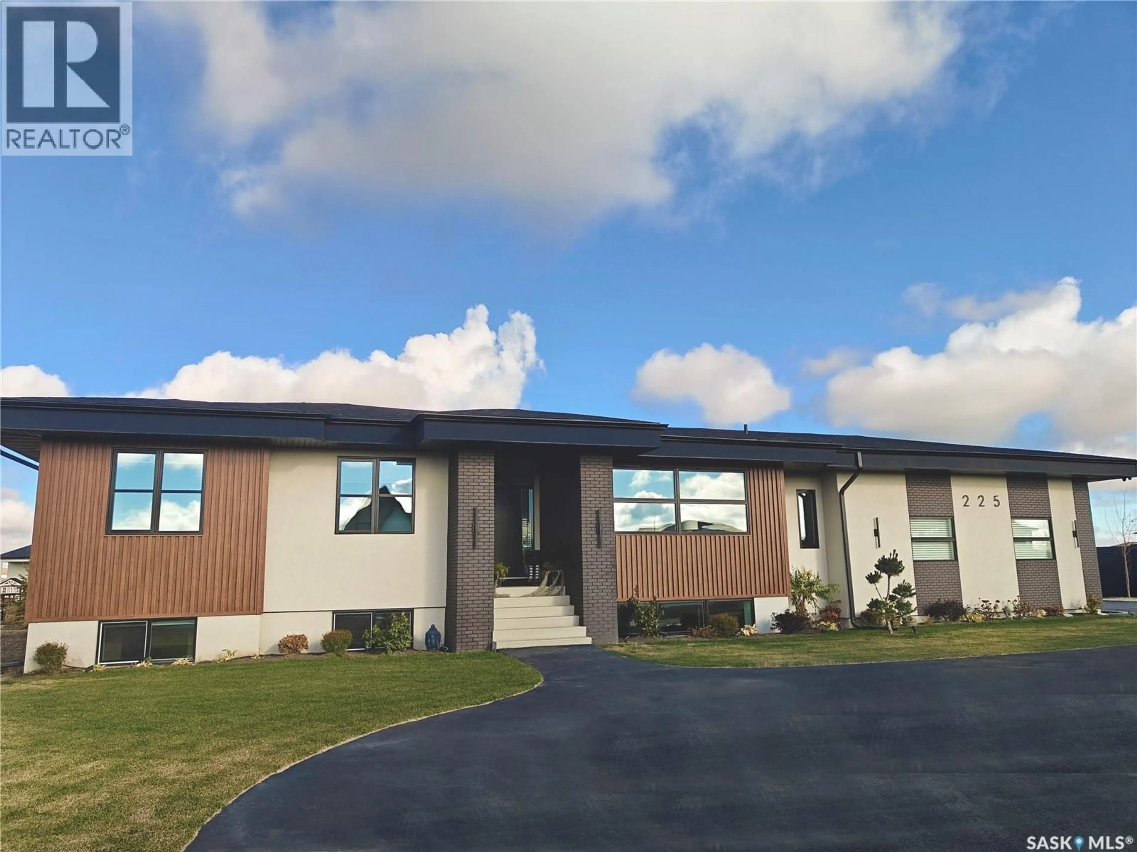 Home with vinyl exterior material, building for 225 EDGEMONT CRESCENT, Corman Park Rm No. 344 Saskatchewan S7T0Z8