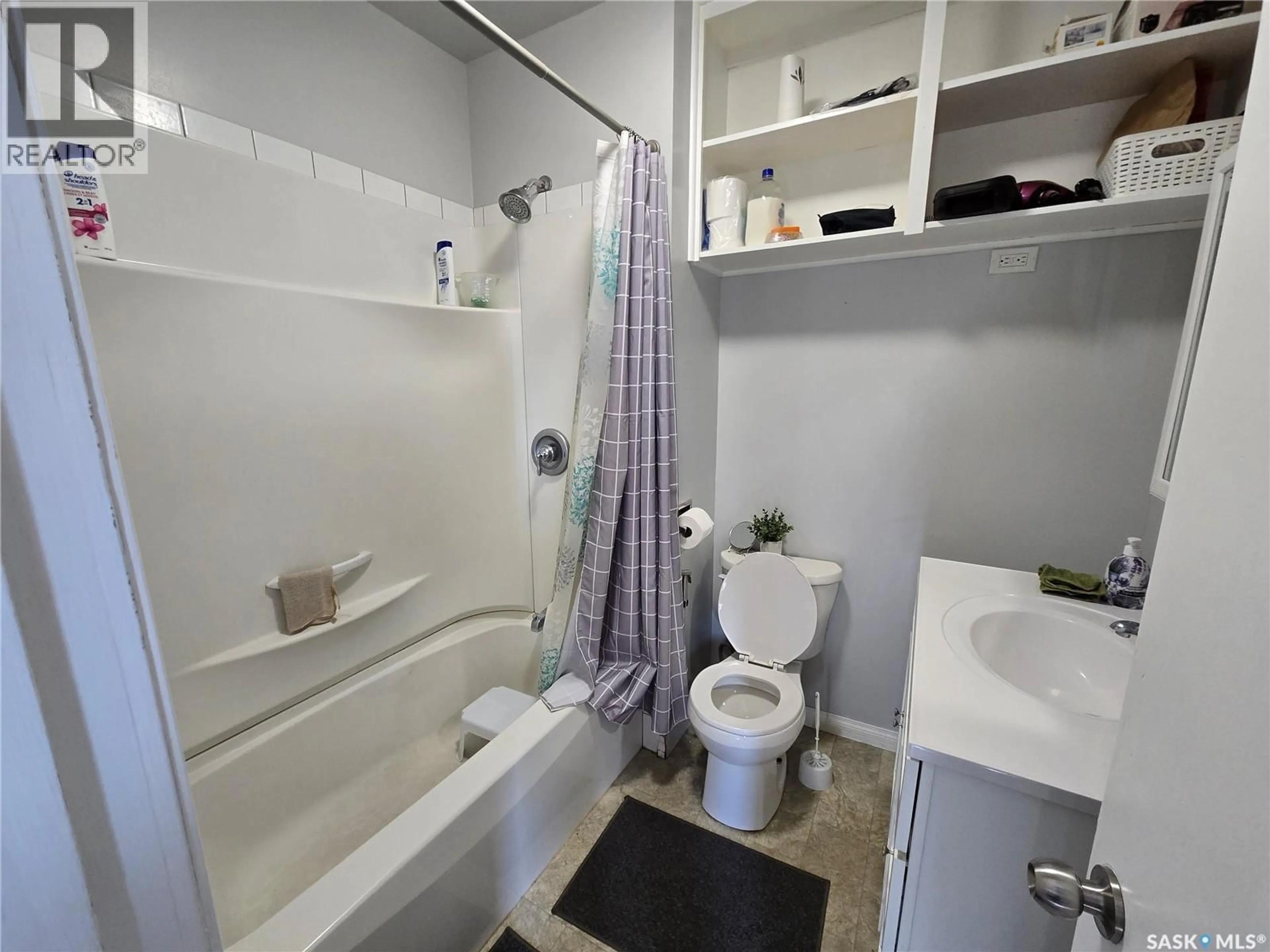 Standard bathroom, unknown for 96 7TH AVENUE, Swift Current Saskatchewan S9H2N1