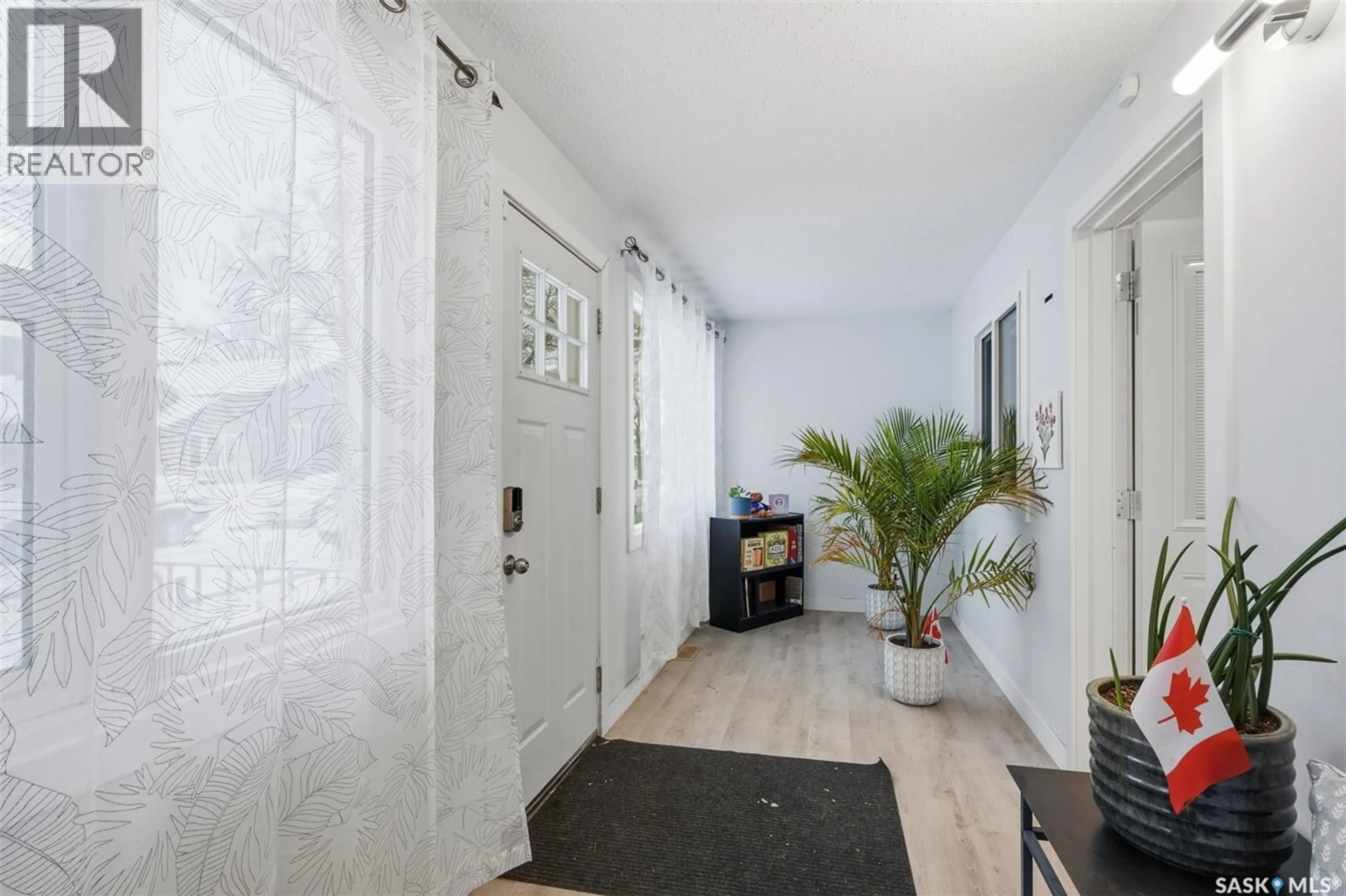 Indoor entryway for 323 G AVENUE, Saskatoon Saskatchewan S7M1V2