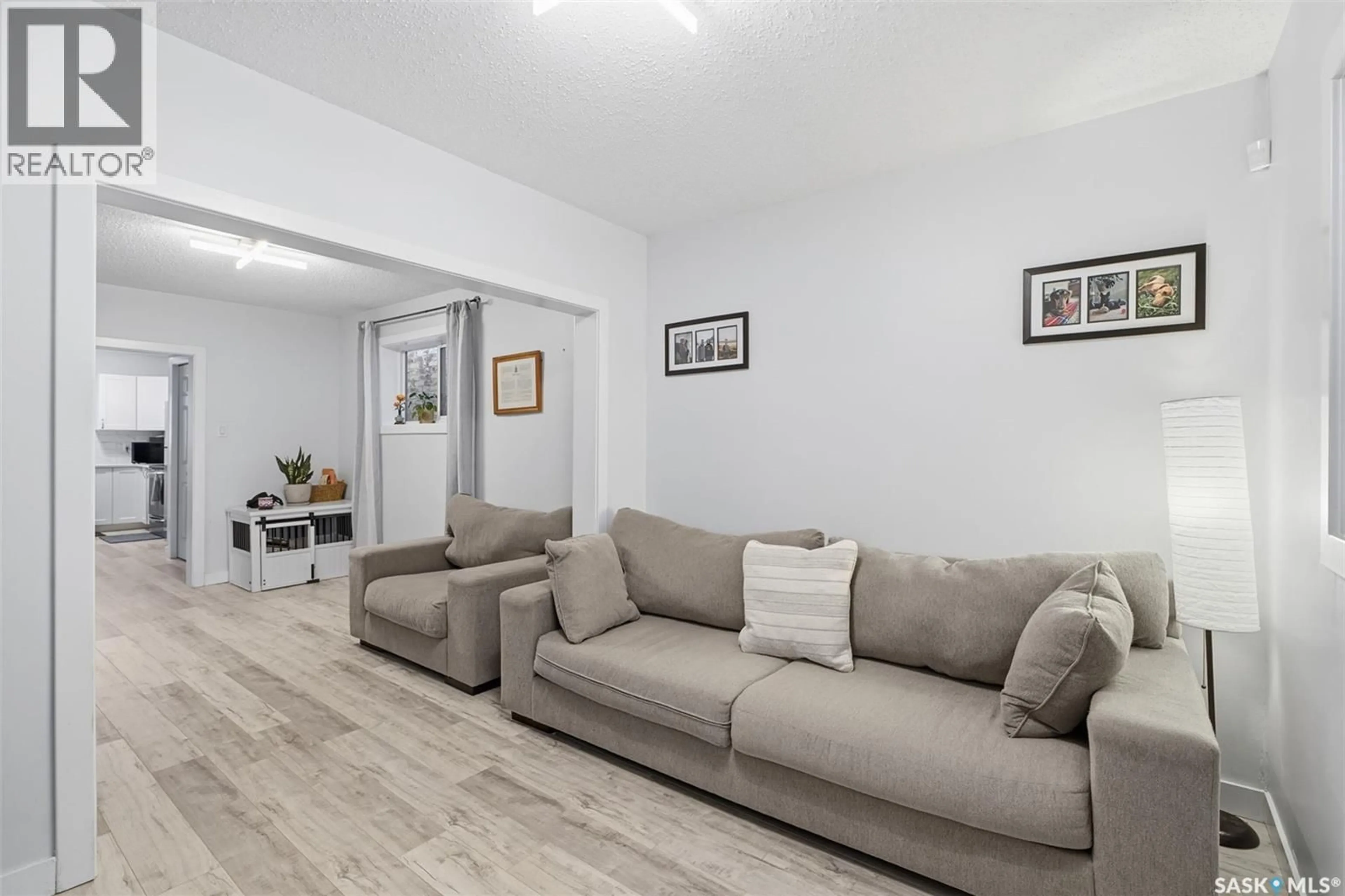 Living room with furniture, unknown for 323 G AVENUE, Saskatoon Saskatchewan S7M1V2