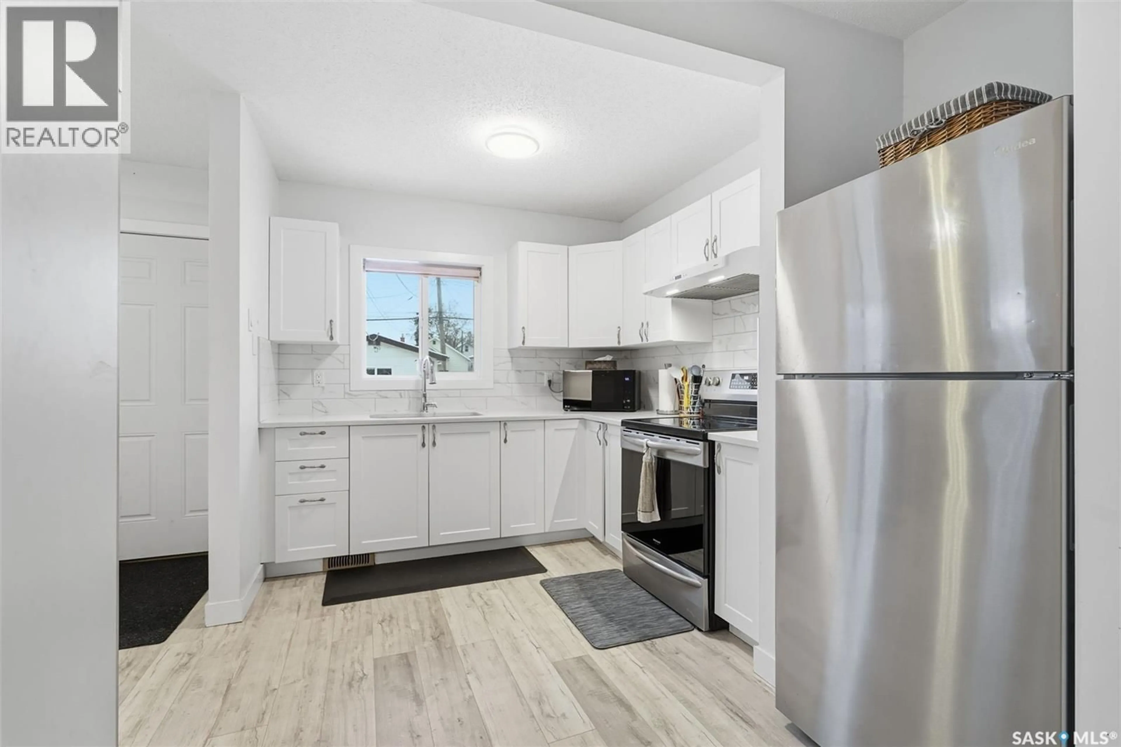 Standard kitchen, unknown for 323 G AVENUE, Saskatoon Saskatchewan S7M1V2