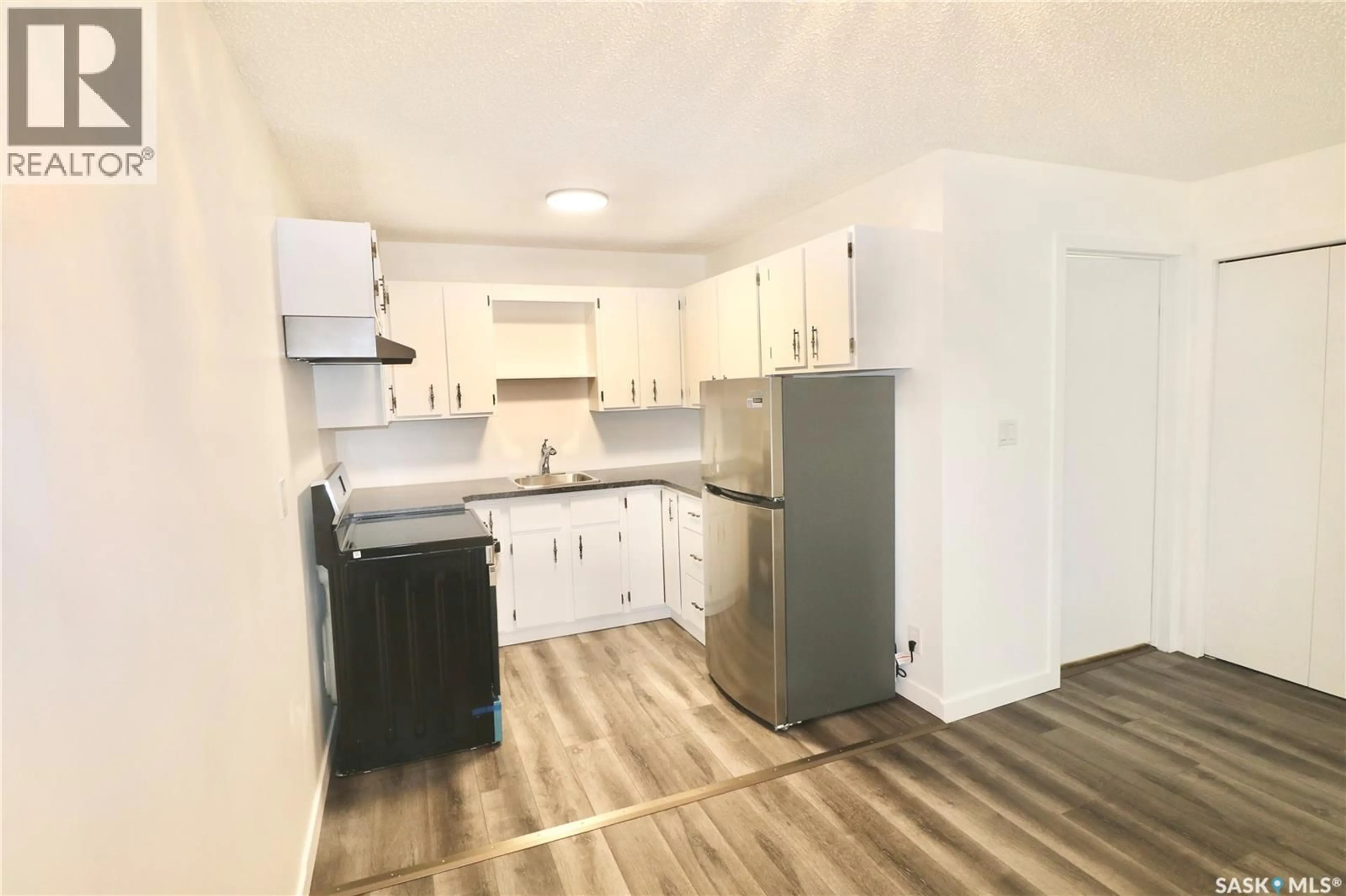 Standard kitchen, wood/laminate floor for 7342 DALGLIESH DRIVE, Regina Saskatchewan S4X2K8