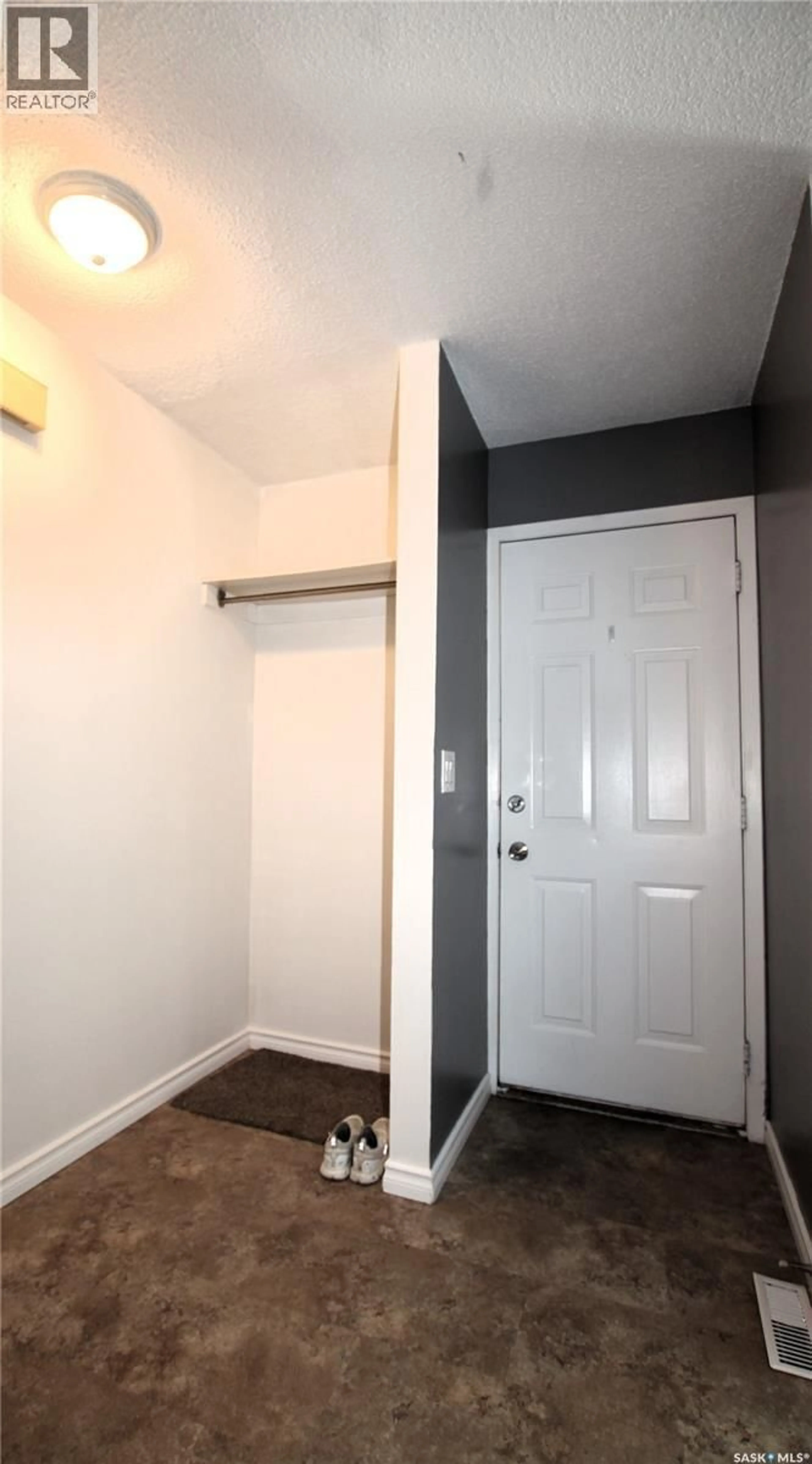 Indoor entryway for 4188 CASTLE ROAD, Regina Saskatchewan S4S6A4