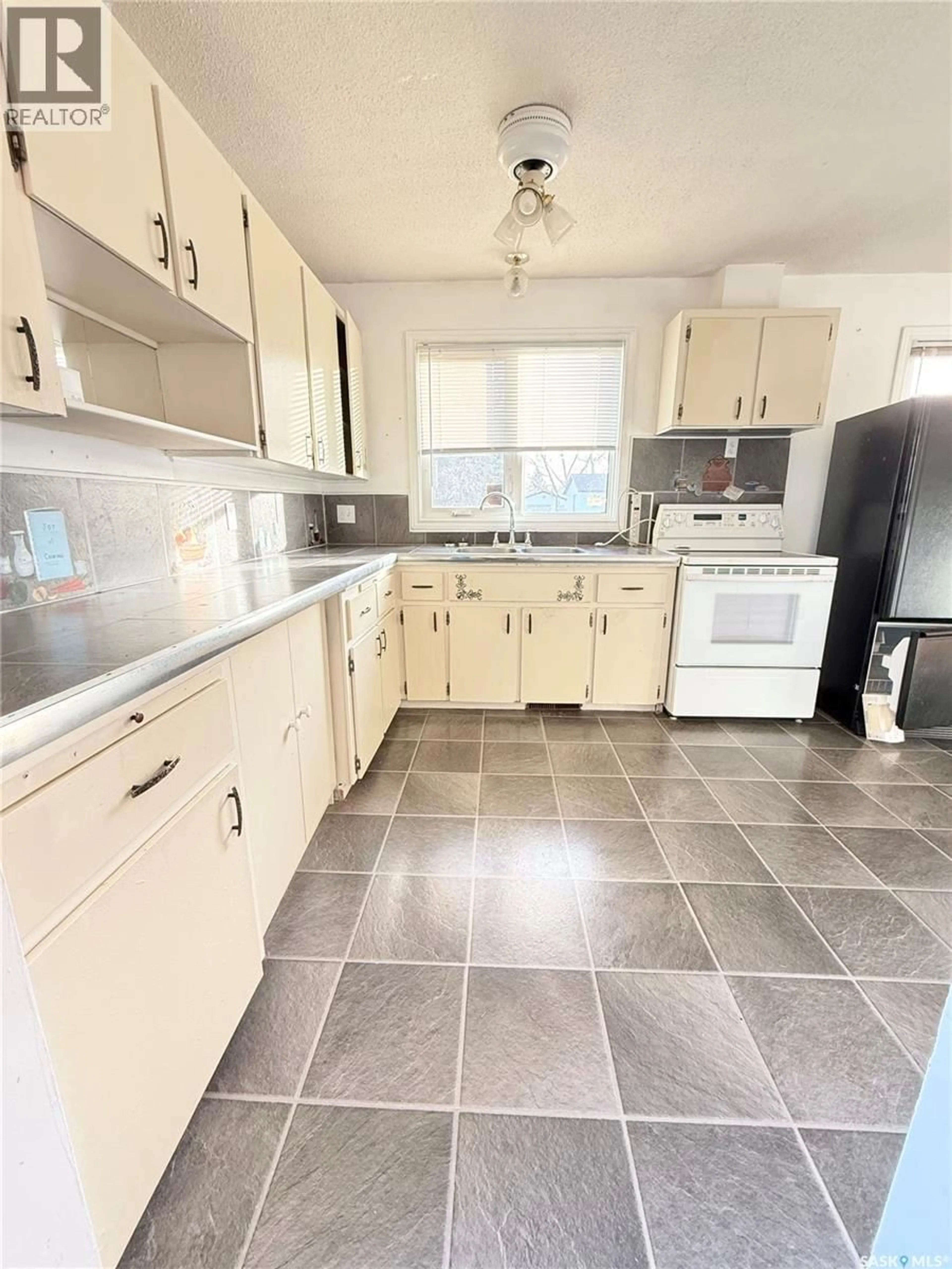 Standard kitchen, ceramic/tile floor for 732 DUNCAN DRIVE, Weyburn Saskatchewan S4H2N6