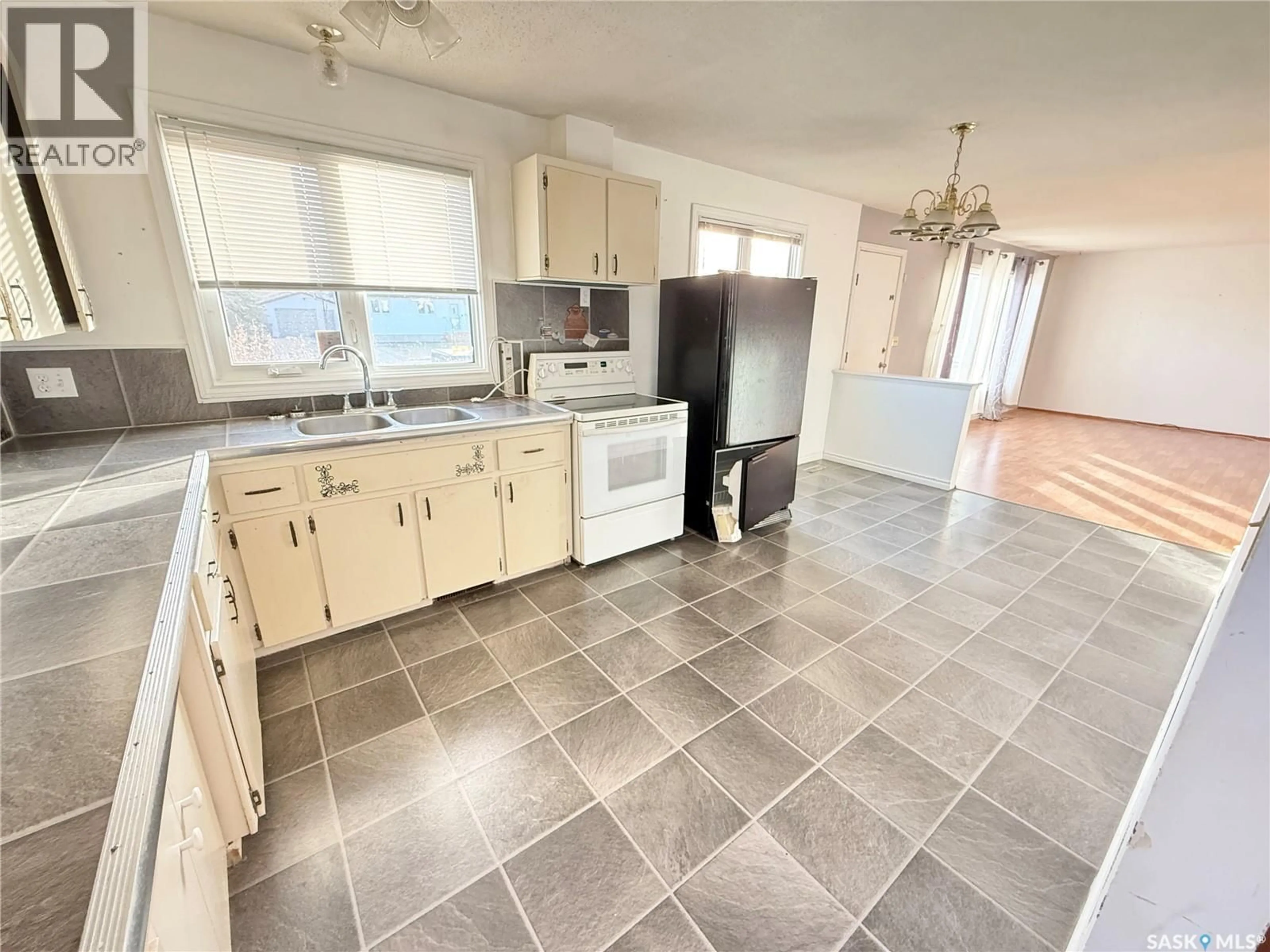 Open concept kitchen, ceramic/tile floor for 732 DUNCAN DRIVE, Weyburn Saskatchewan S4H2N6
