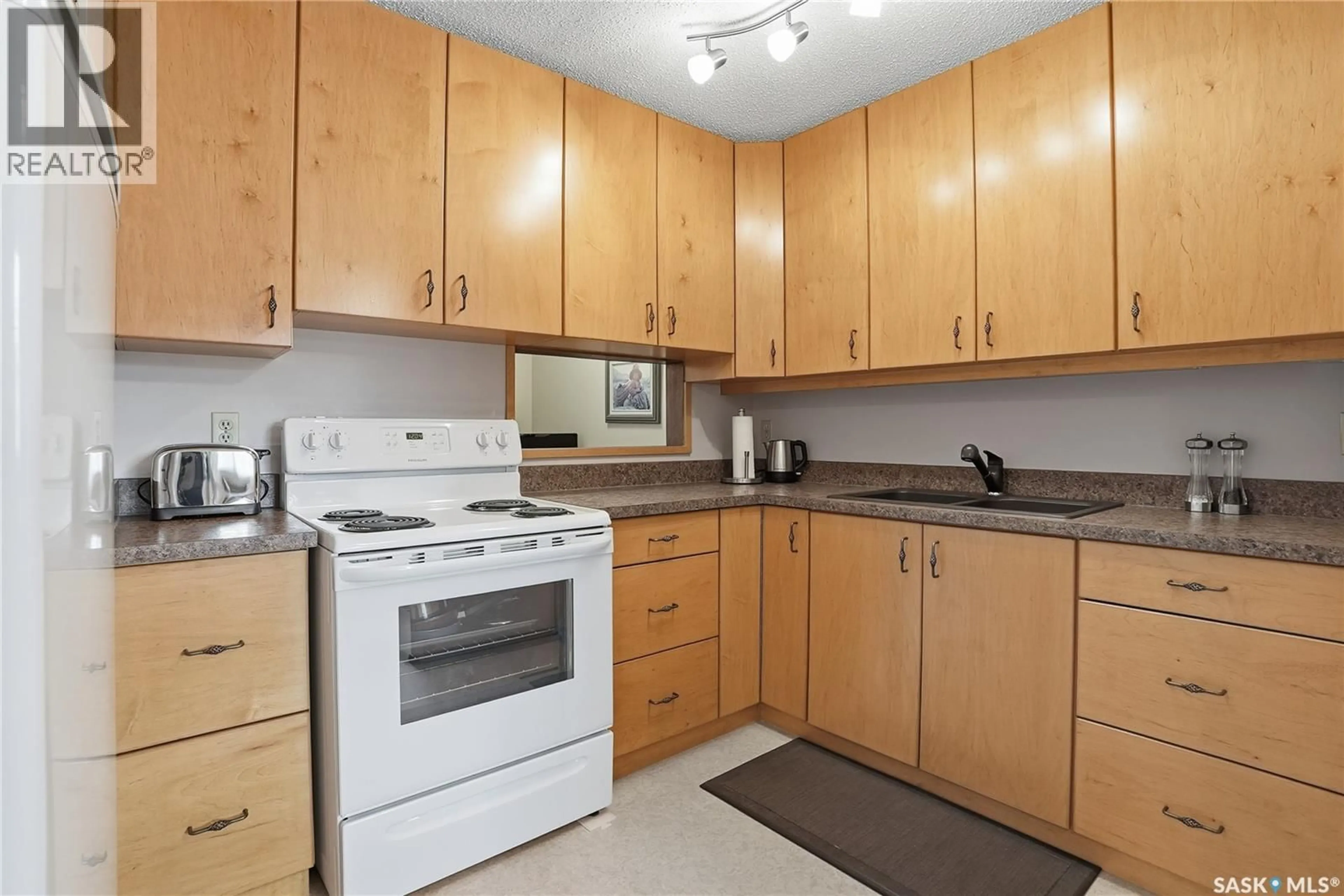 Standard kitchen, unknown for 106 - 1128 MCKERCHER DRIVE, Saskatoon Saskatchewan S7H4Y7