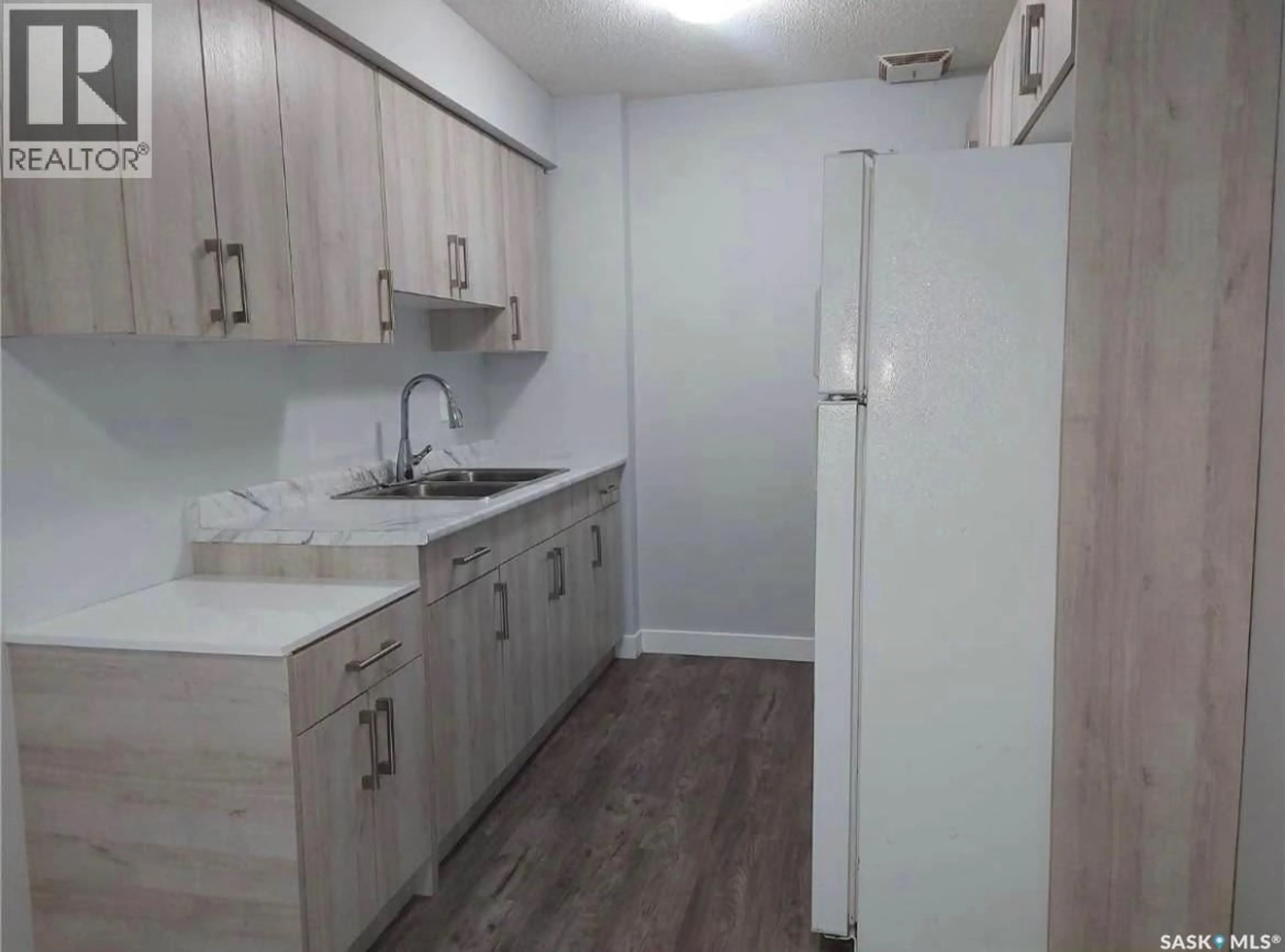 Standard kitchen, unknown for 4120 CASTLE ROAD, Regina Saskatchewan S4S6A4