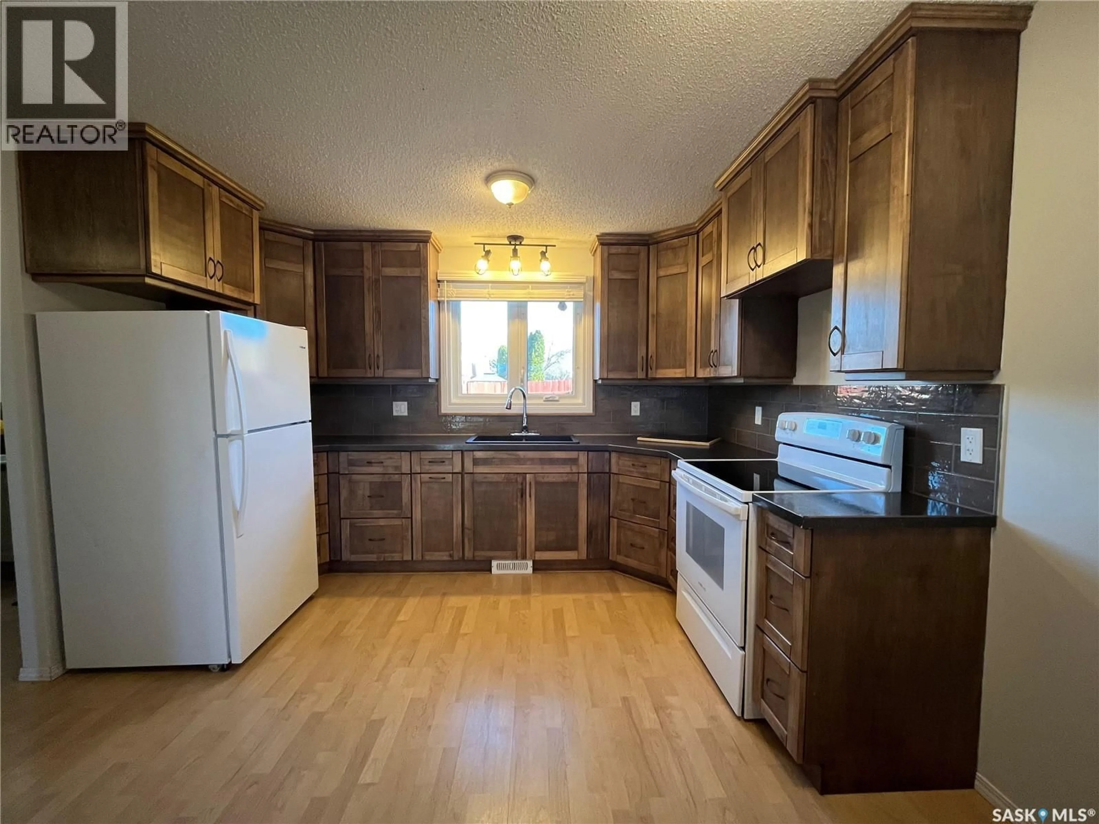 Standard kitchen, wood/laminate floor for 185 5TH AVENUE, Yorkton Saskatchewan S3N3G9