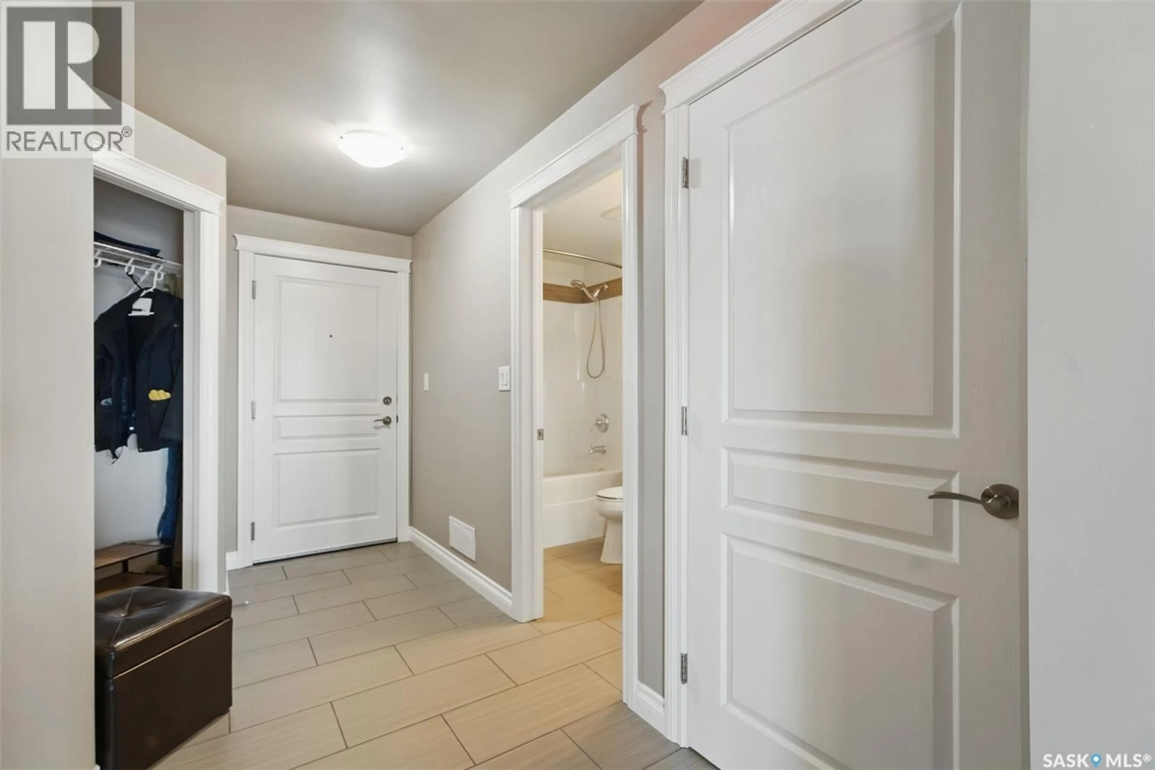 Indoor entryway for #305 - 412 WILLOWGROVE SQUARE, Saskatoon Saskatchewan S7W0T2