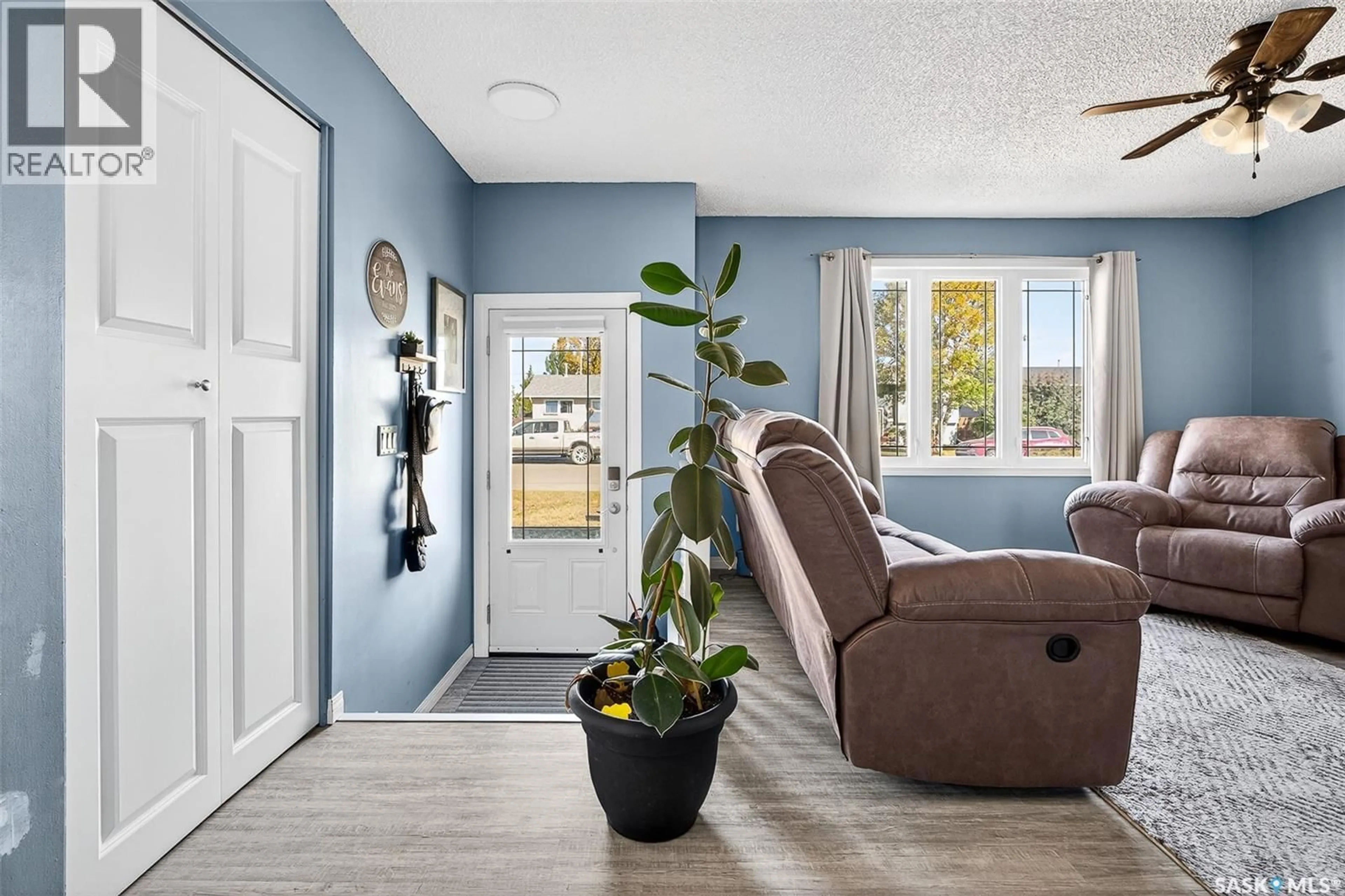 Indoor entryway for 1419 GLENDALE STREET, Moose Jaw Saskatchewan S6H6Z1