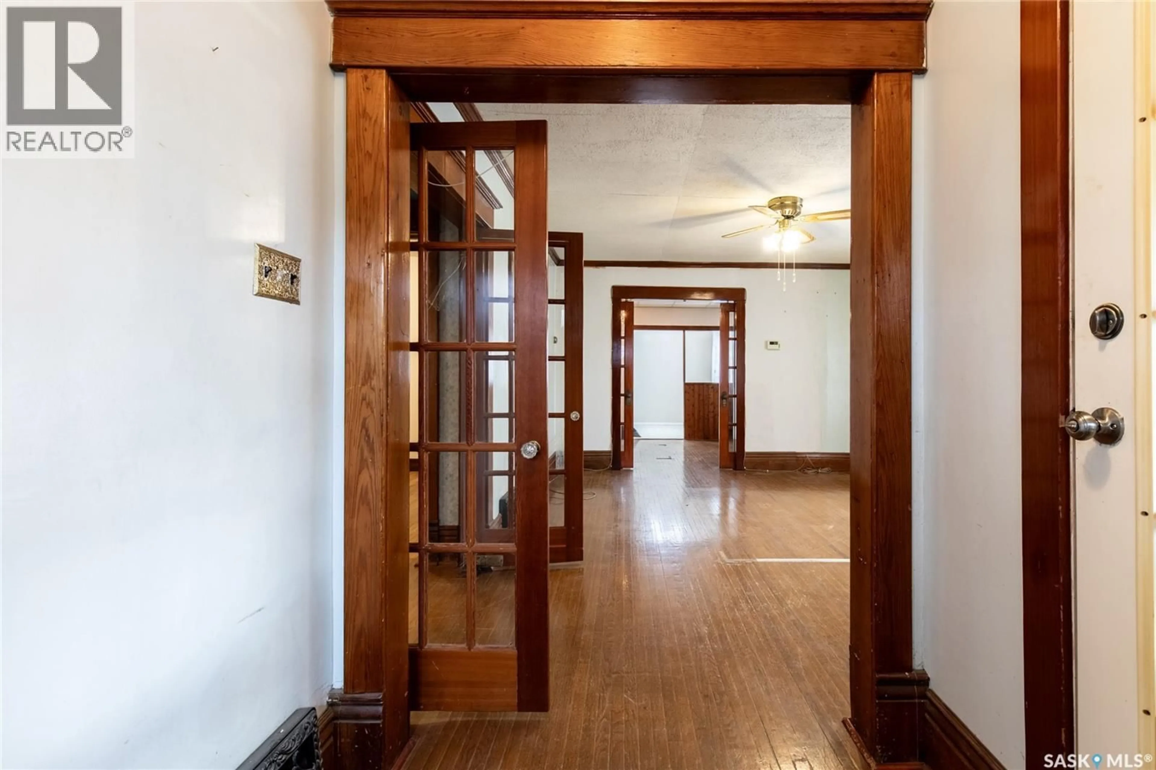 Indoor foyer for 1113 2ND AVENUE, Moose Jaw Saskatchewan S6H3R4