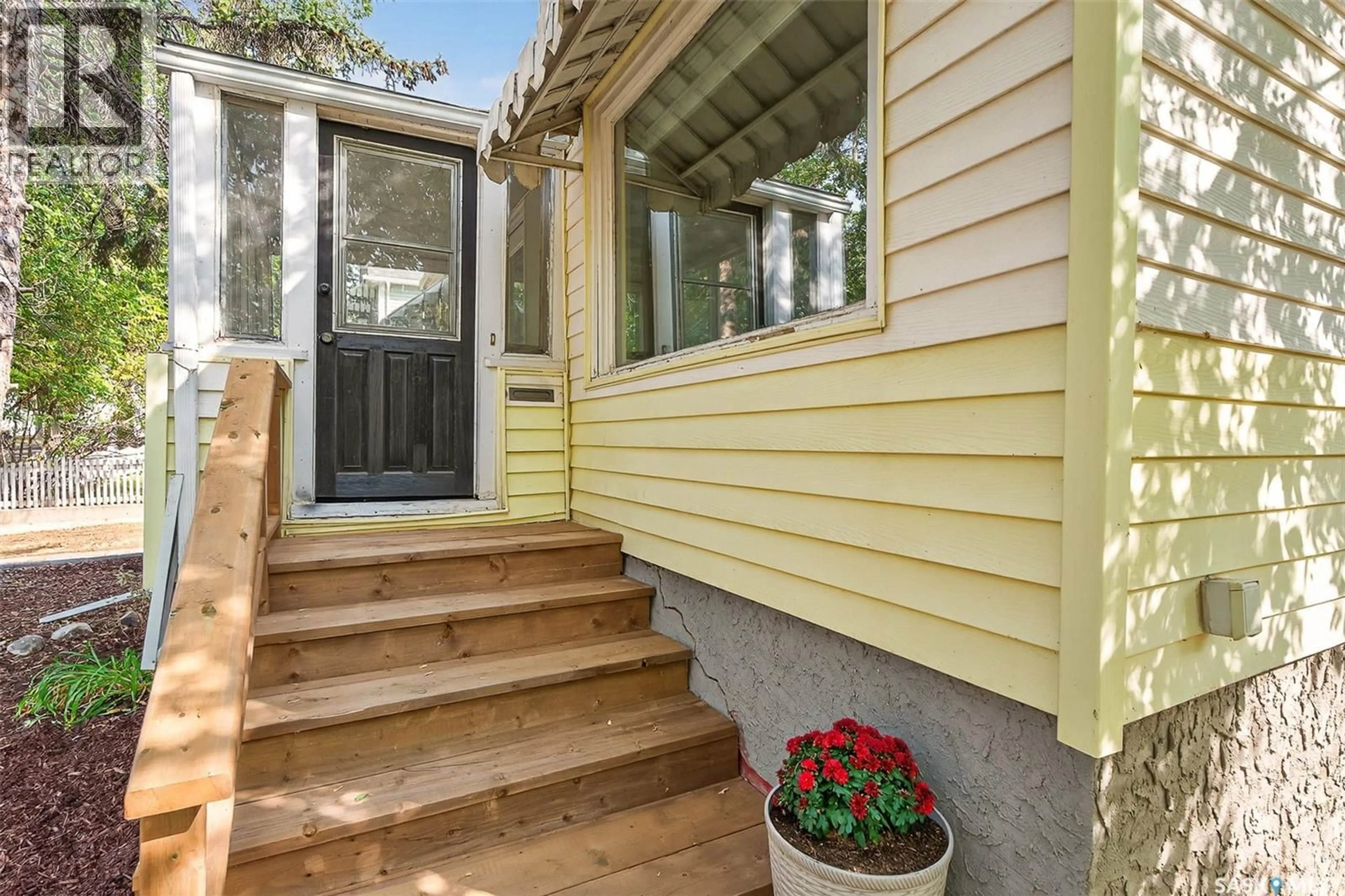 Indoor entryway for 1045 4TH AVENUE, Moose Jaw Saskatchewan S6H3X2