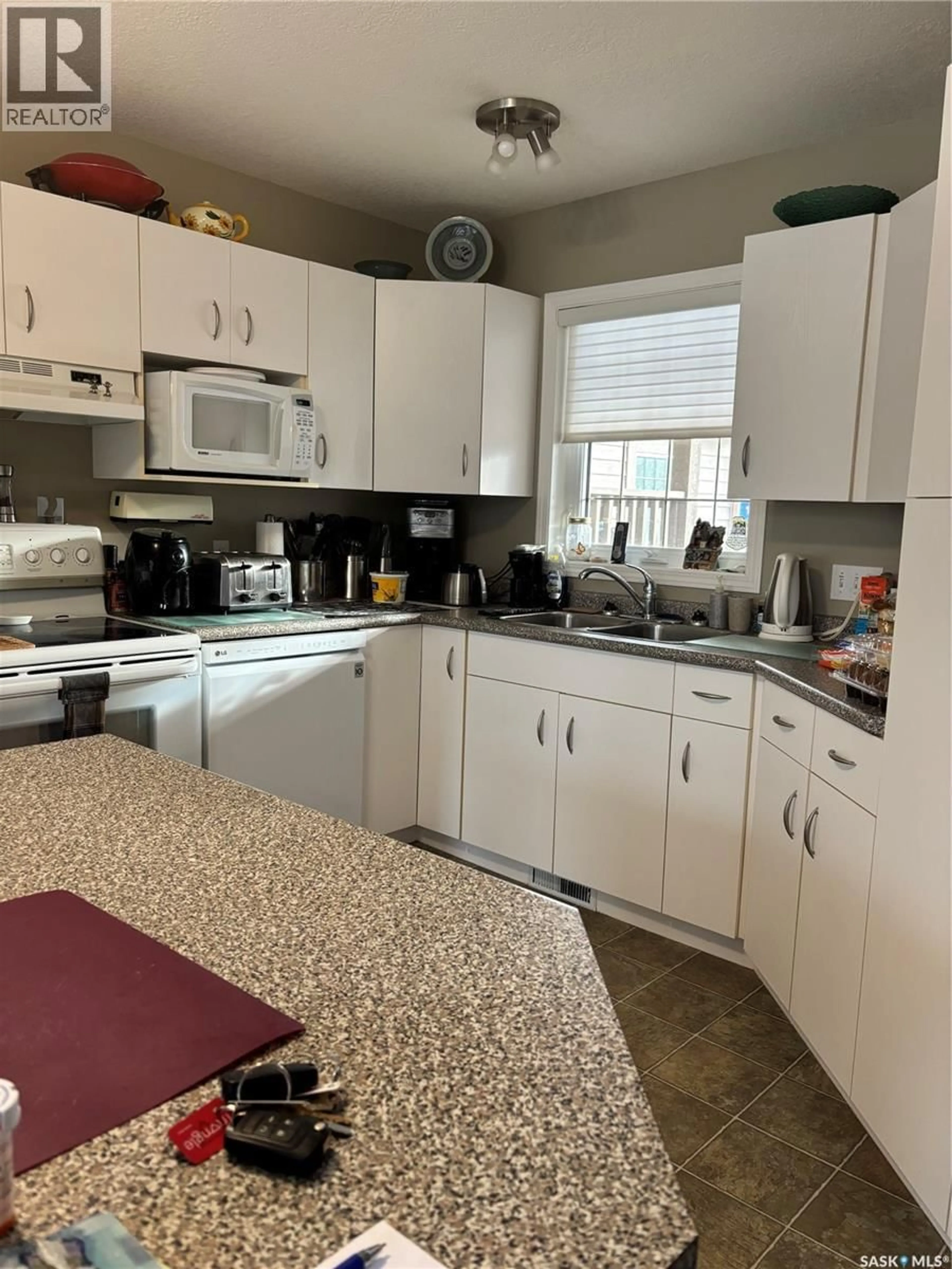 Standard kitchen, unknown for 28 EAGLE VIEW WAY, Elk Ridge Saskatchewan S0J0N0