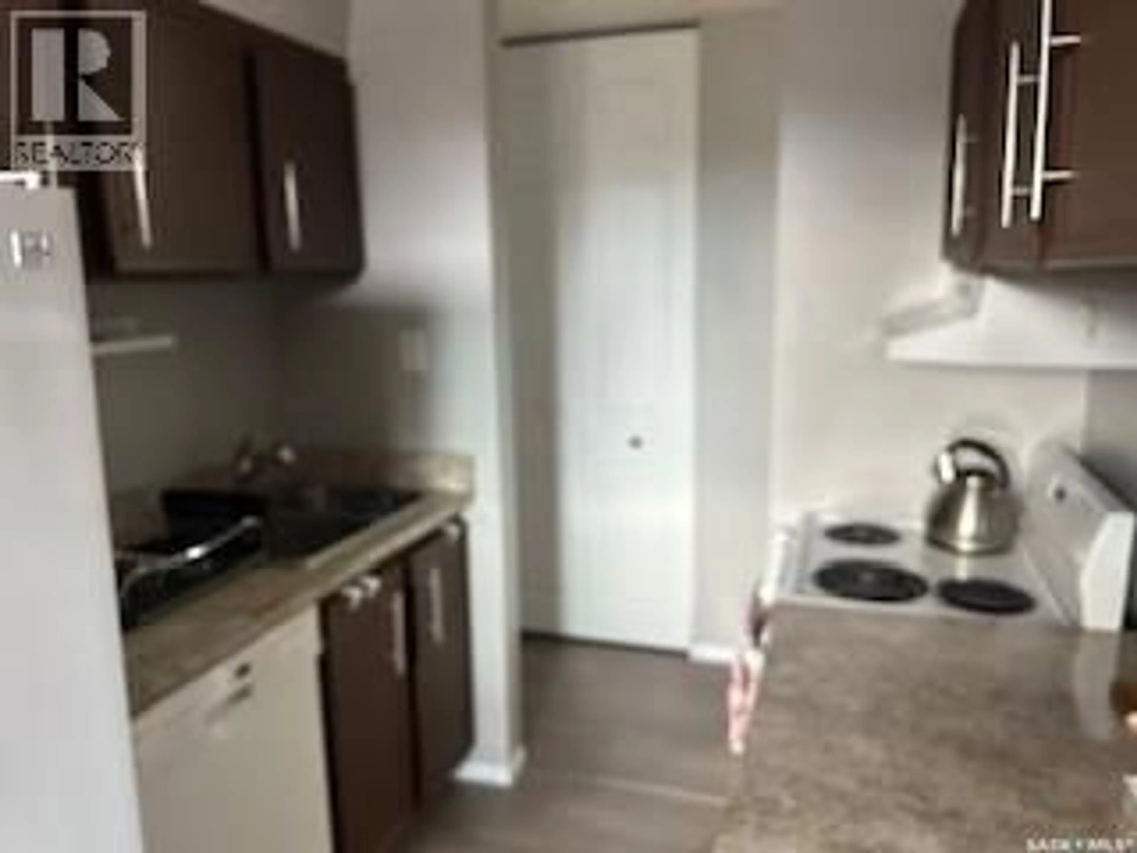 Standard kitchen, floor is not visible for 31 - 46 RODENBUSH DRIVE, Regina Saskatchewan S4R8C4