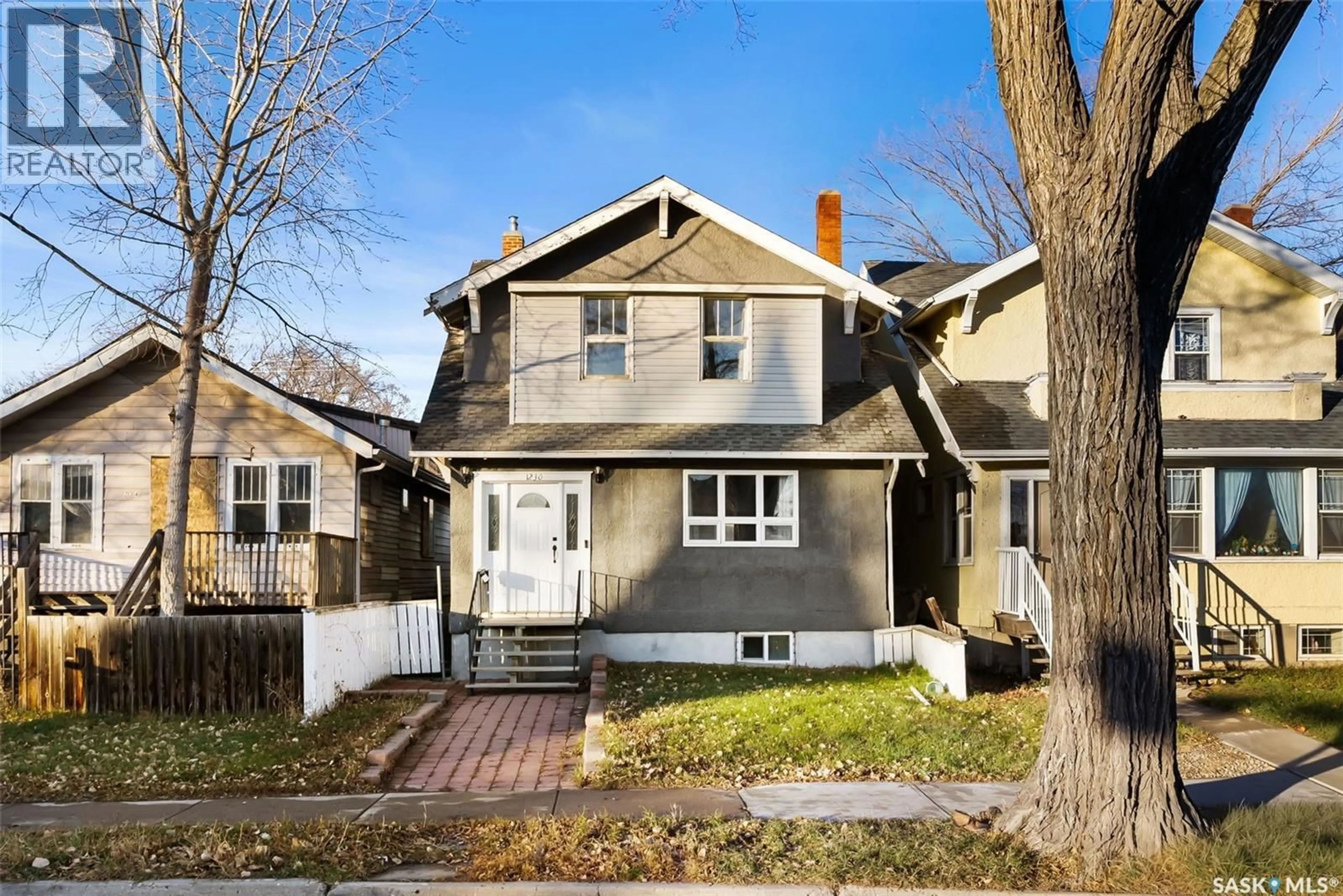 Home with vinyl exterior material, street for 1230 VICTORIA AVENUE, Regina Saskatchewan S4P0N9