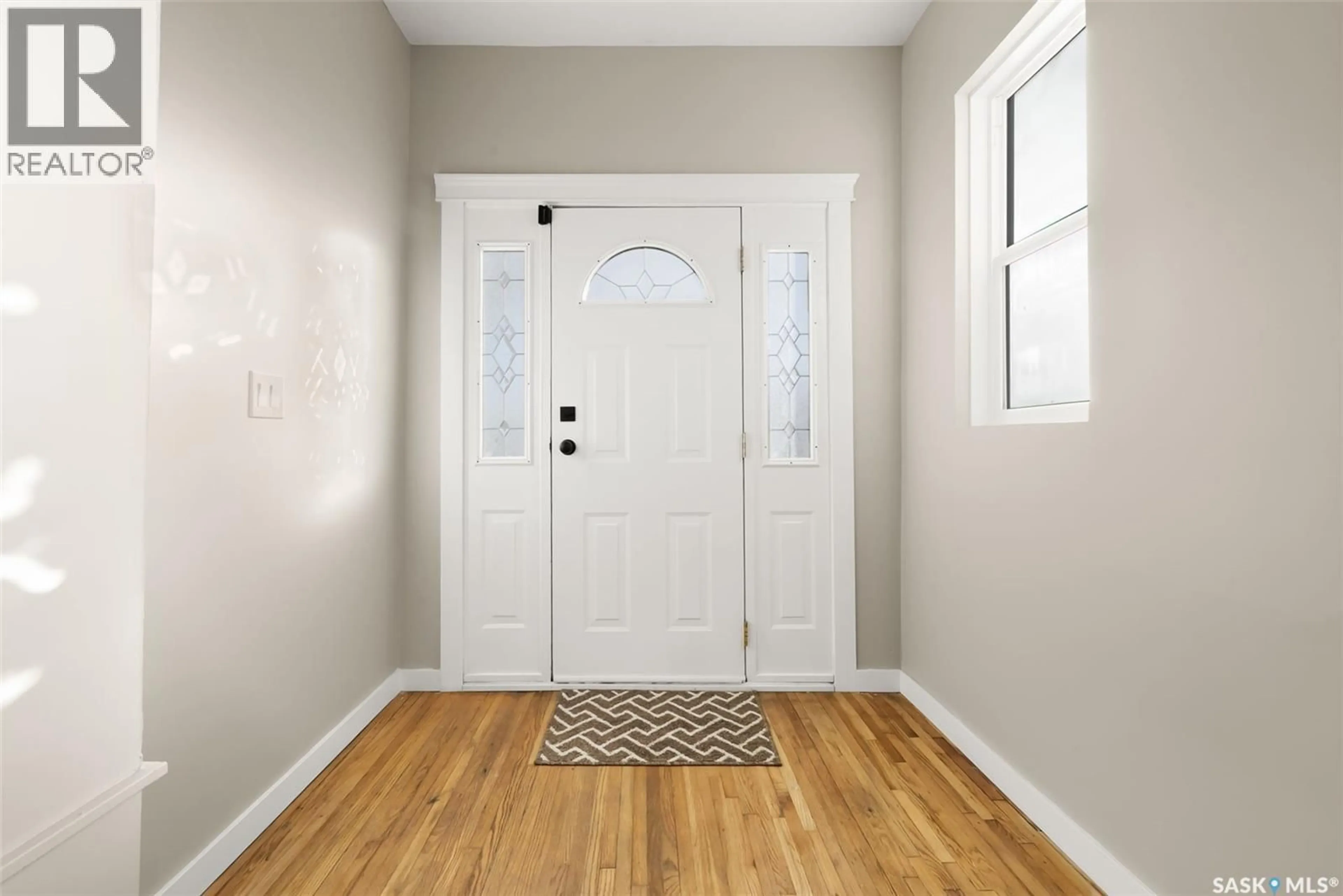 Indoor entryway for 1230 VICTORIA AVENUE, Regina Saskatchewan S4P0N9