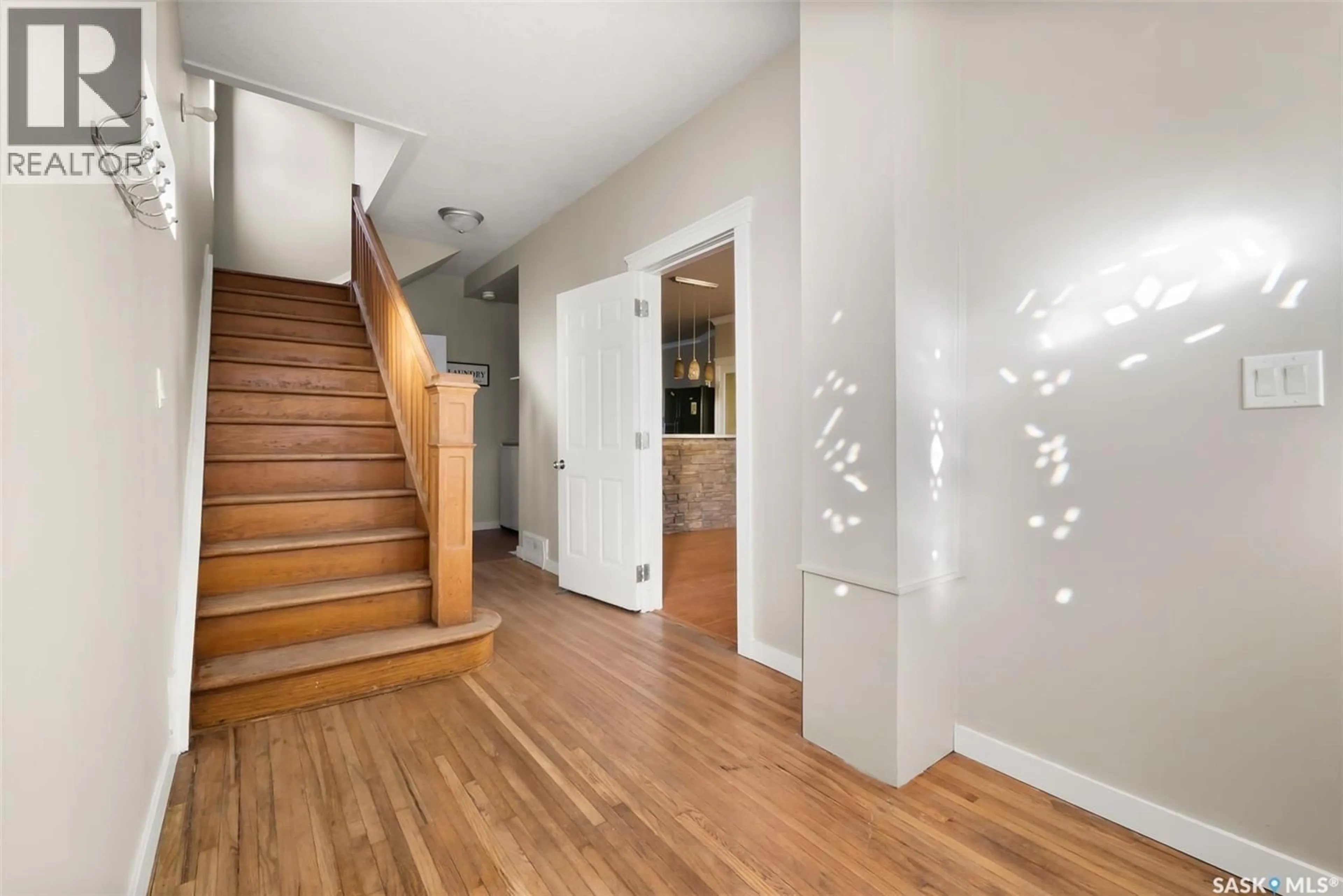 Indoor foyer for 1230 VICTORIA AVENUE, Regina Saskatchewan S4P0N9