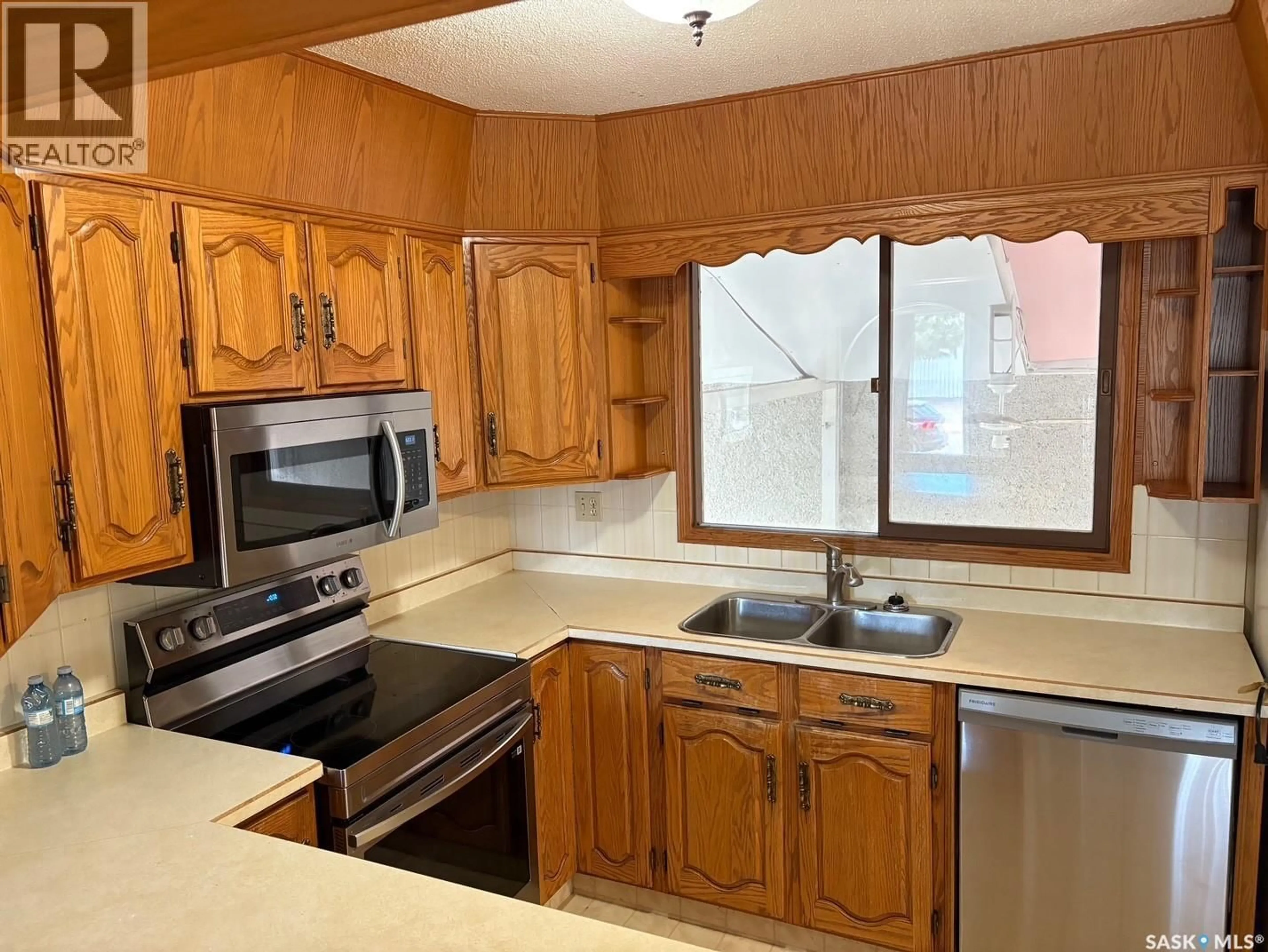 Standard kitchen, unknown for 1202 EAST CENTRE, Saskatoon Saskatchewan S7J3A7