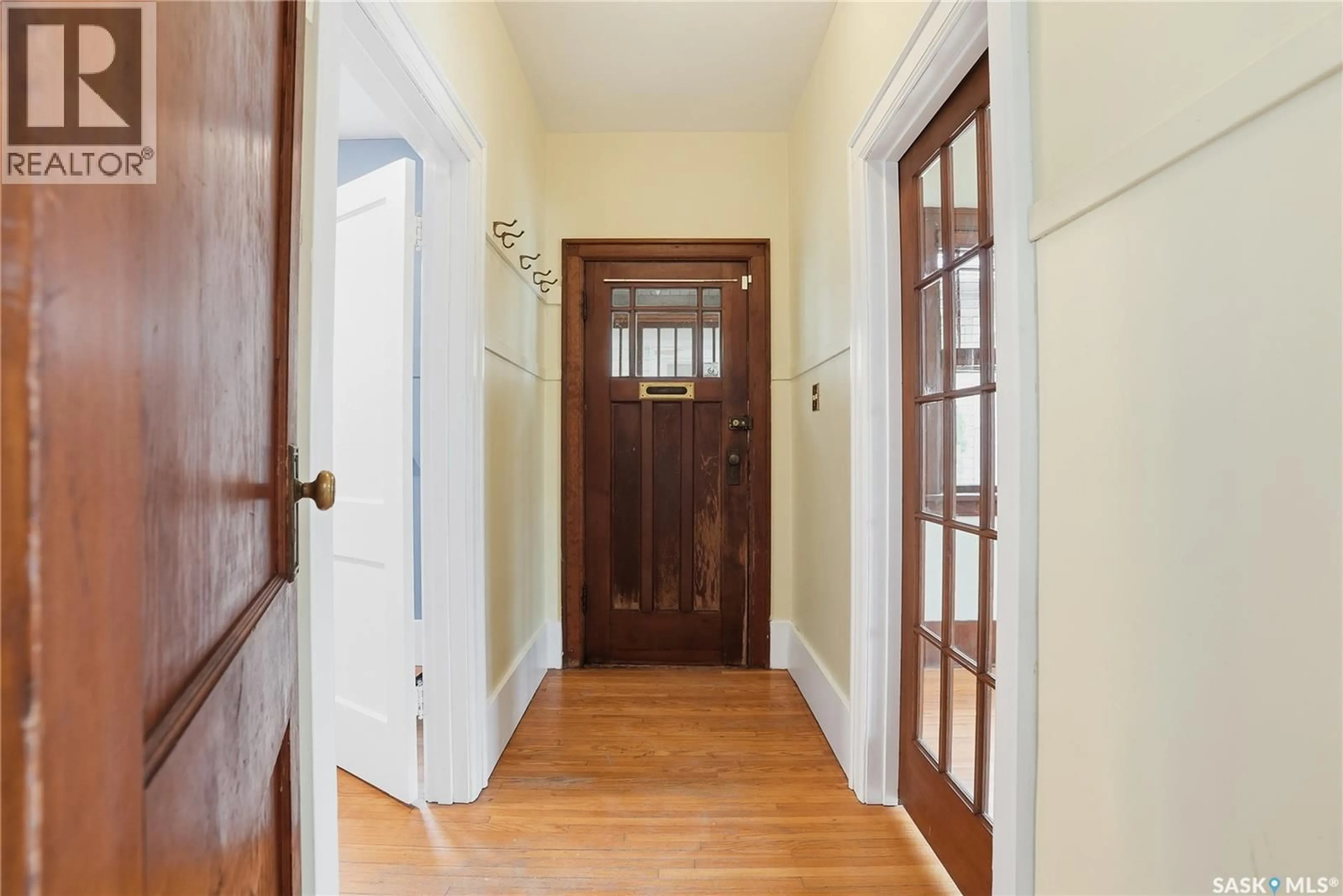 Indoor entryway for 414 26TH STREET, Saskatoon Saskatchewan S7L0H9