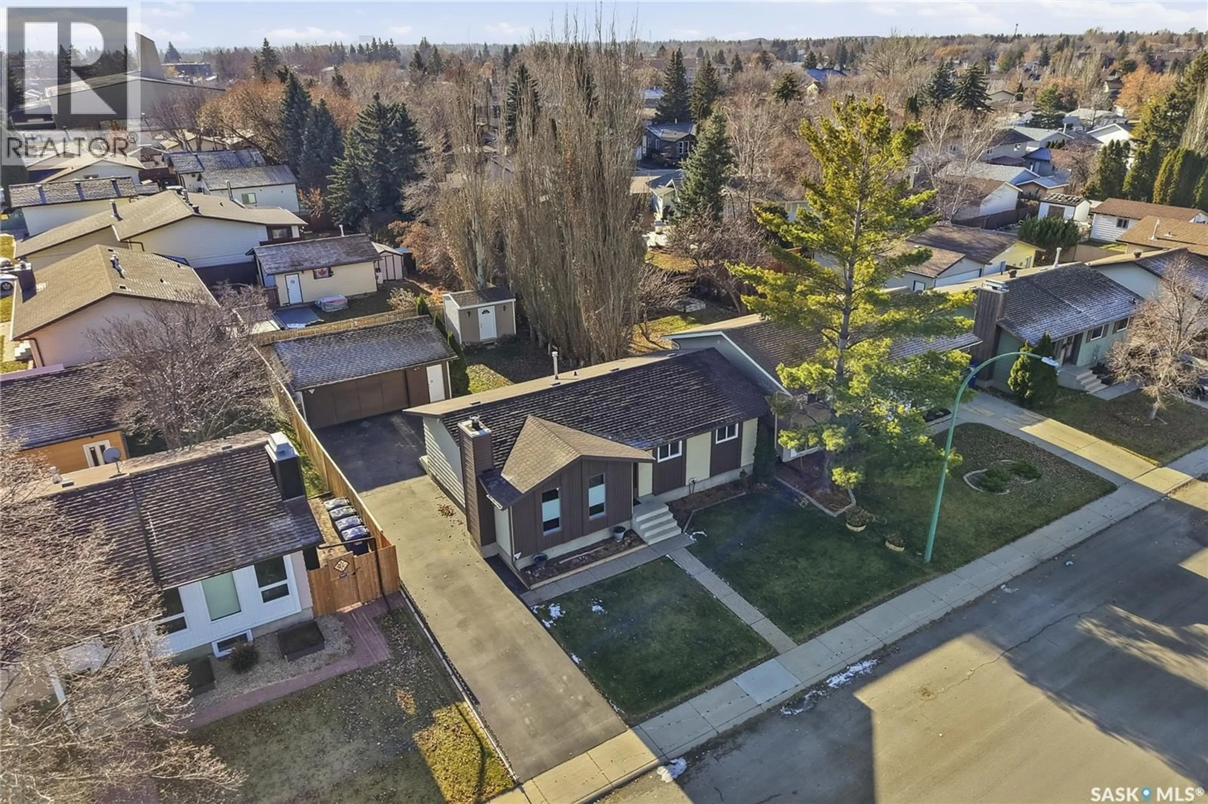 A pic from outside/outdoor area/front of a property/back of a property/a pic from drone, street for 147 MAKAROFF ROAD, Saskatoon Saskatchewan S7L6R6
