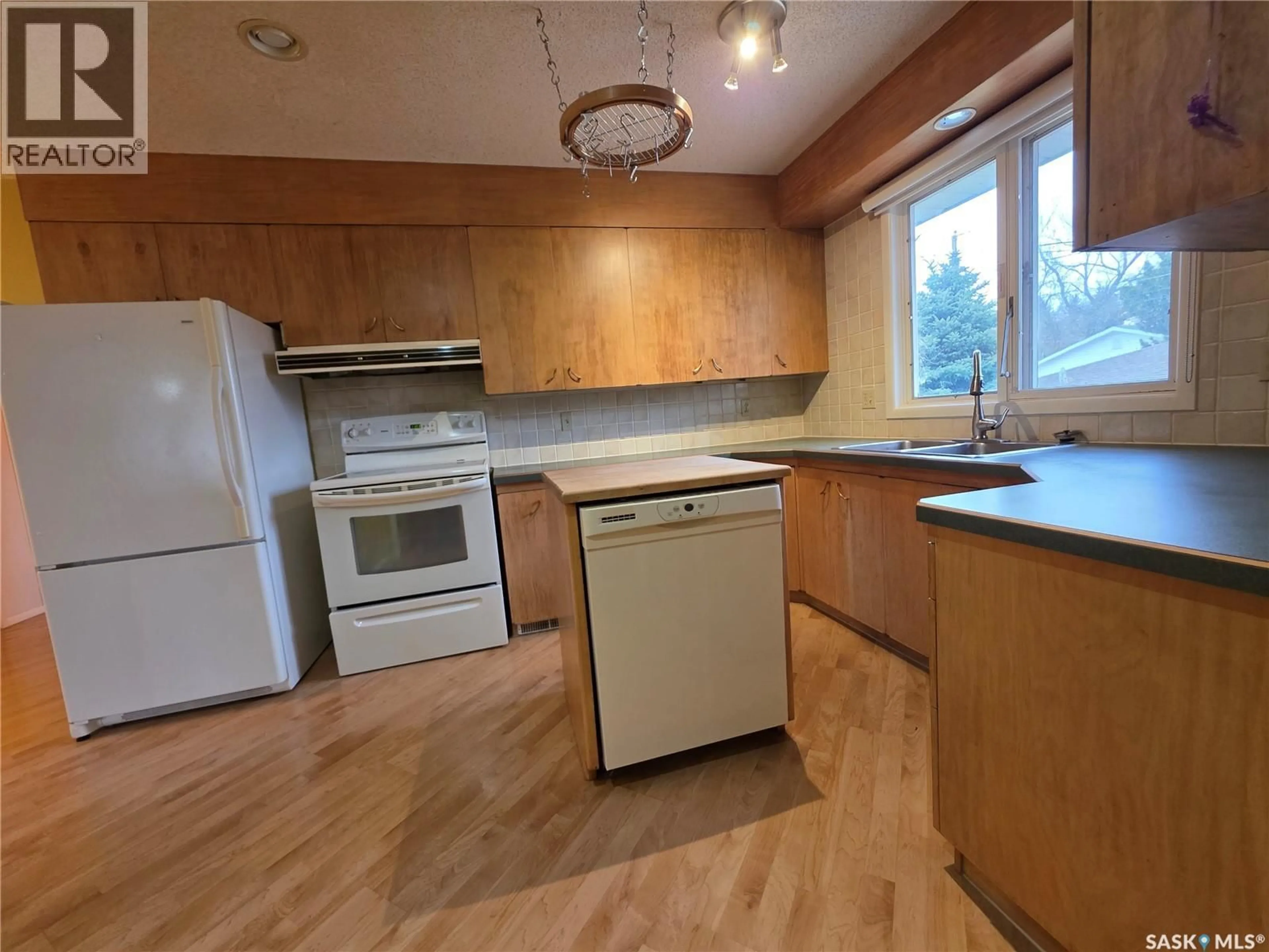 Standard kitchen, wood/laminate floor for 1445 WINNIE STREET, Swift Current Saskatchewan S9H1R2