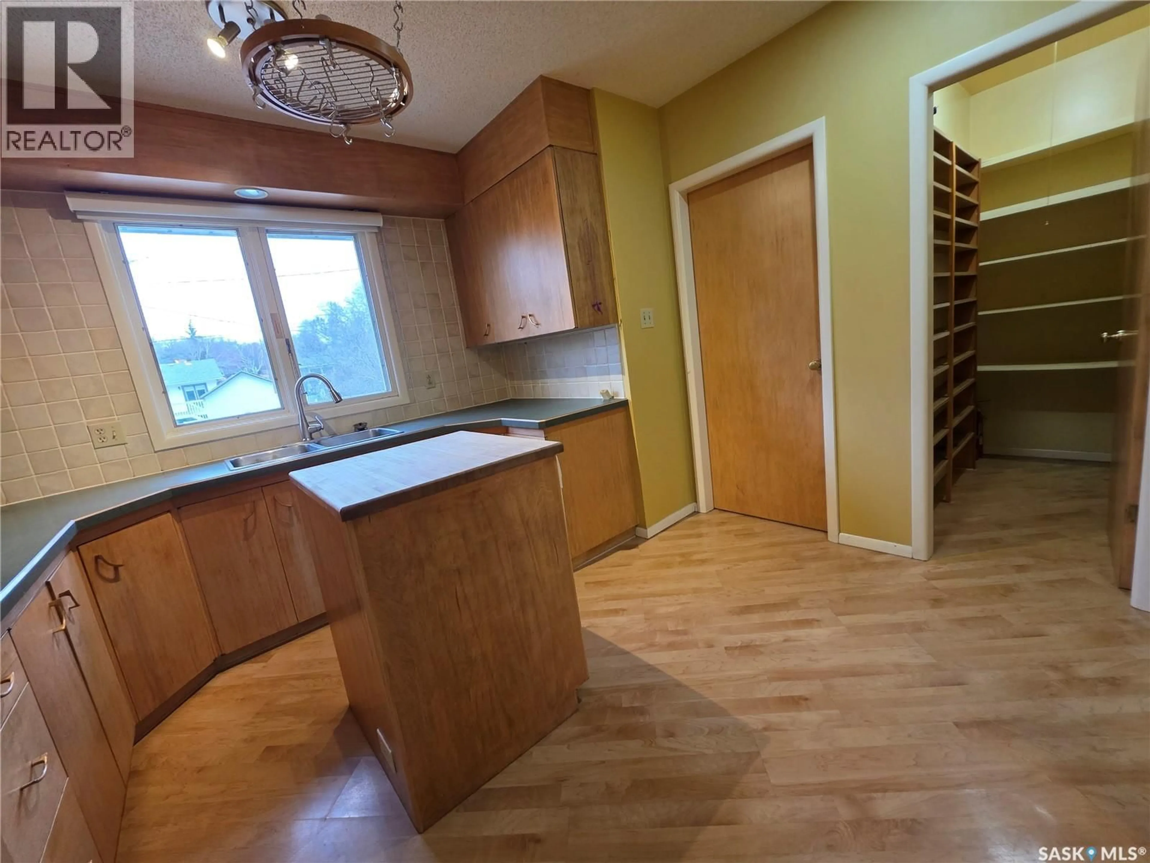 Standard kitchen, wood/laminate floor for 1445 WINNIE STREET, Swift Current Saskatchewan S9H1R2