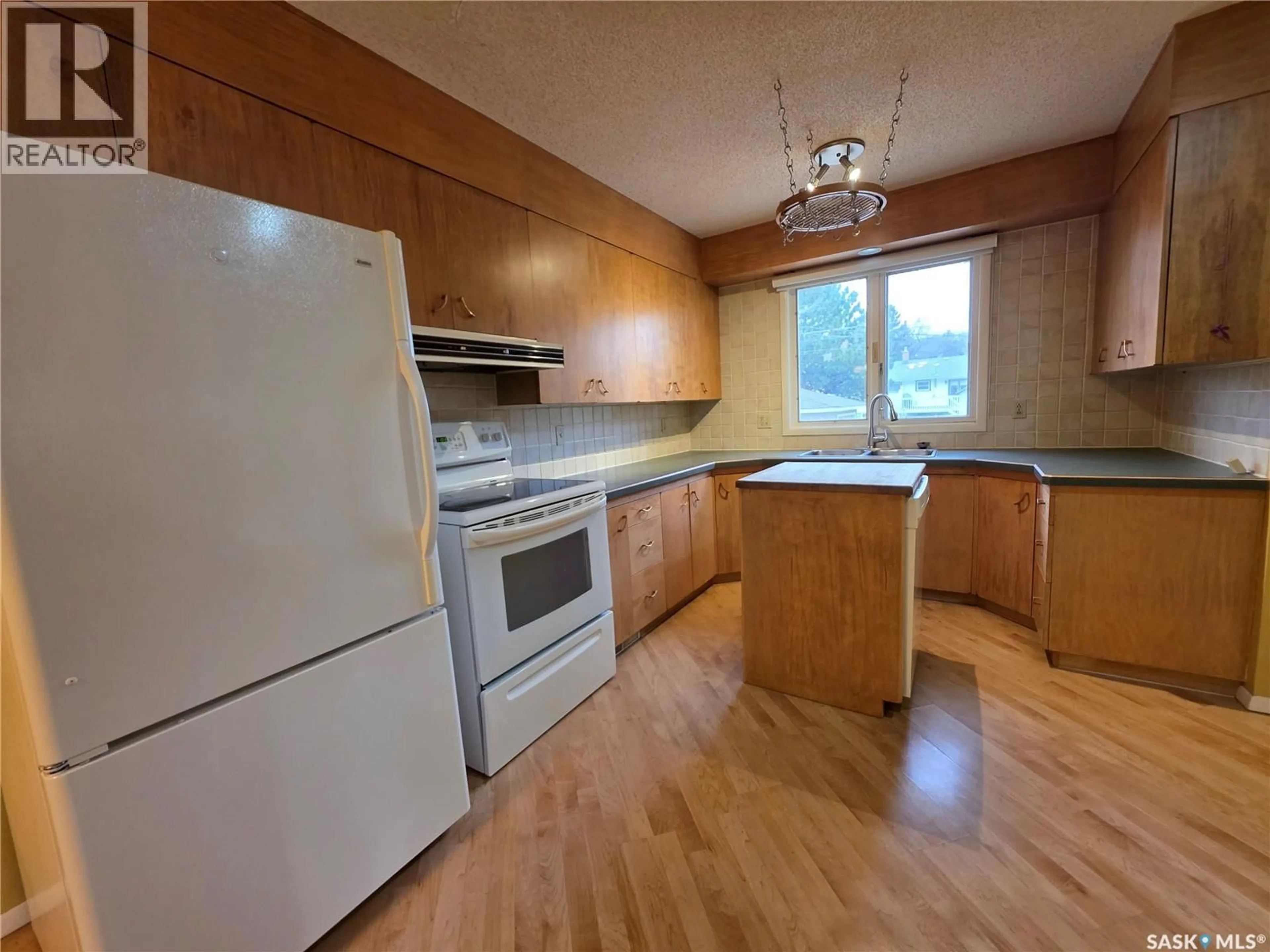 Standard kitchen, wood/laminate floor for 1445 WINNIE STREET, Swift Current Saskatchewan S9H1R2
