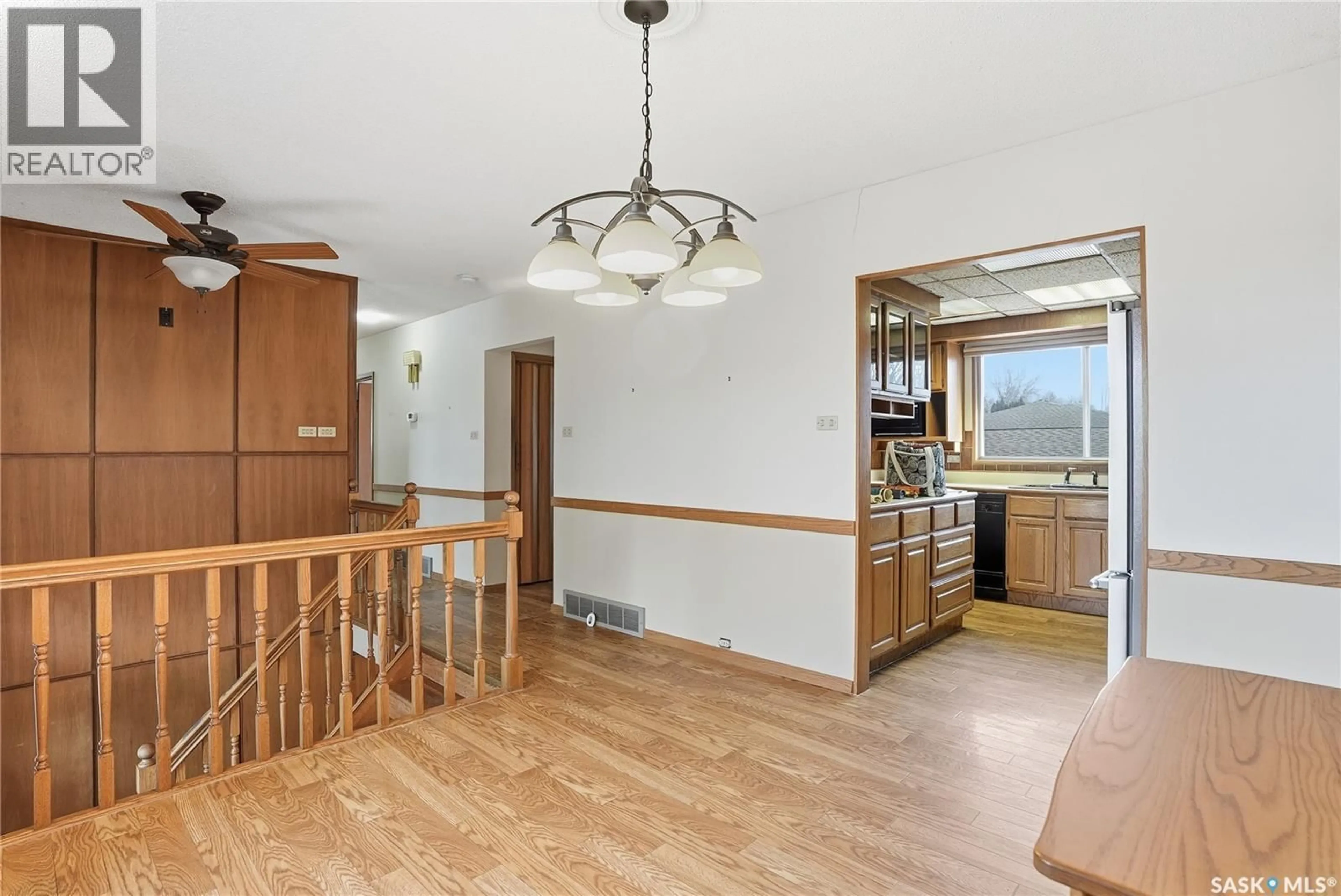 Indoor foyer for 1513 ARLINGTON AVENUE, Saskatoon Saskatchewan S7H2Y3