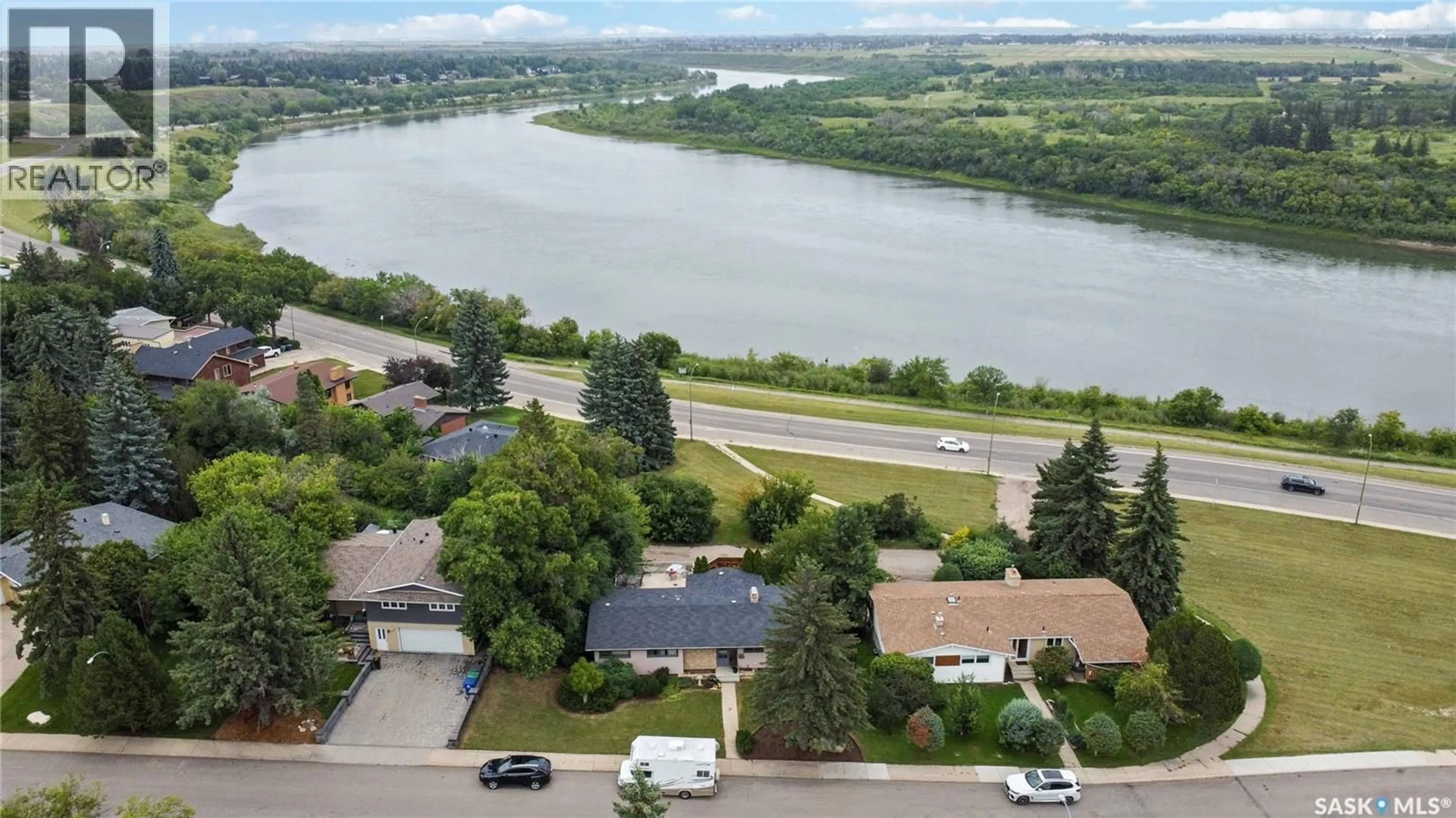 A pic from outside/outdoor area/front of a property/back of a property/a pic from drone, water/lake/river/ocean view for 1908 PEMBINA AVENUE, Saskatoon Saskatchewan S7K1C3