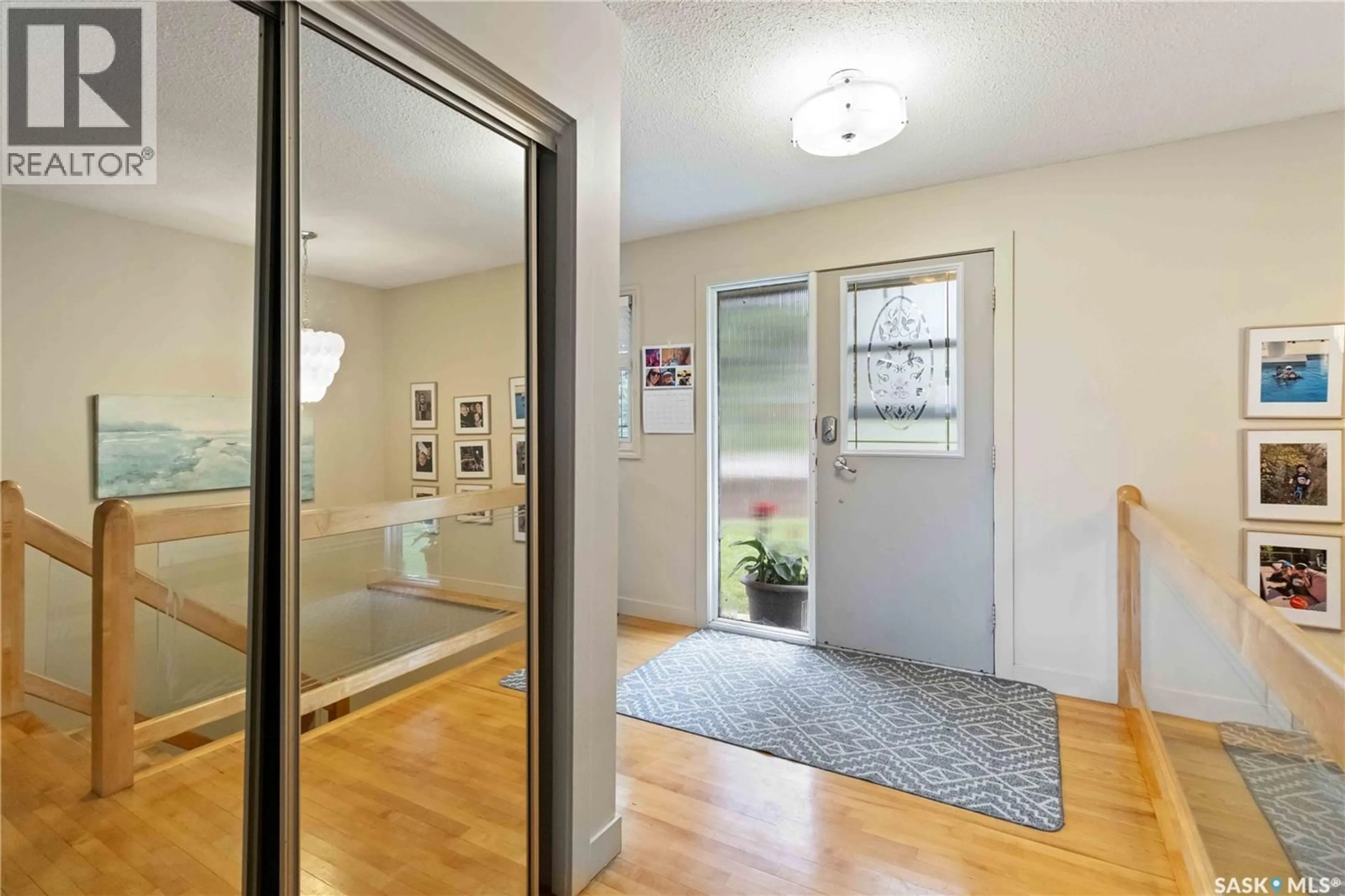 Indoor entryway for 1908 PEMBINA AVENUE, Saskatoon Saskatchewan S7K1C3